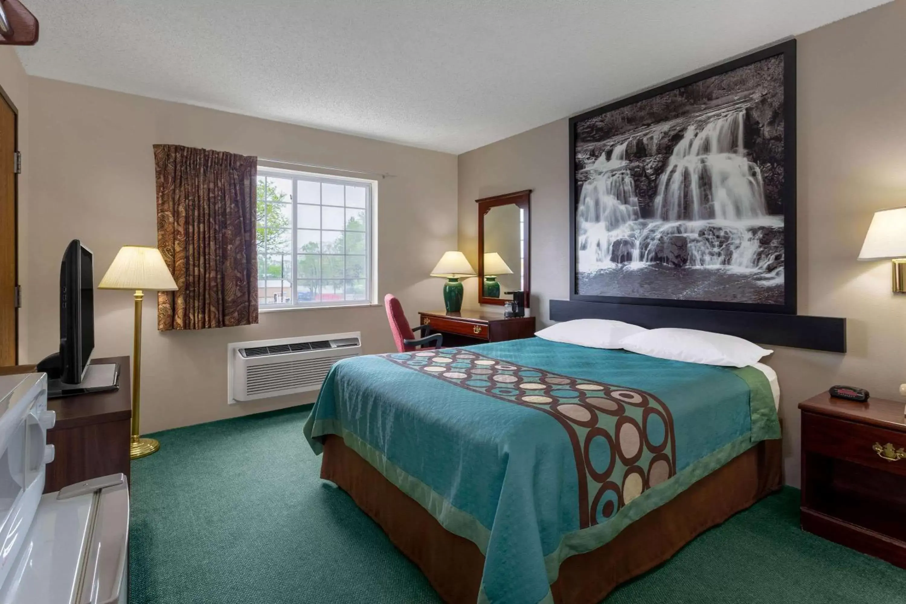 Photo of the whole room, Bed in Super 8 by Wyndham Reedsburg