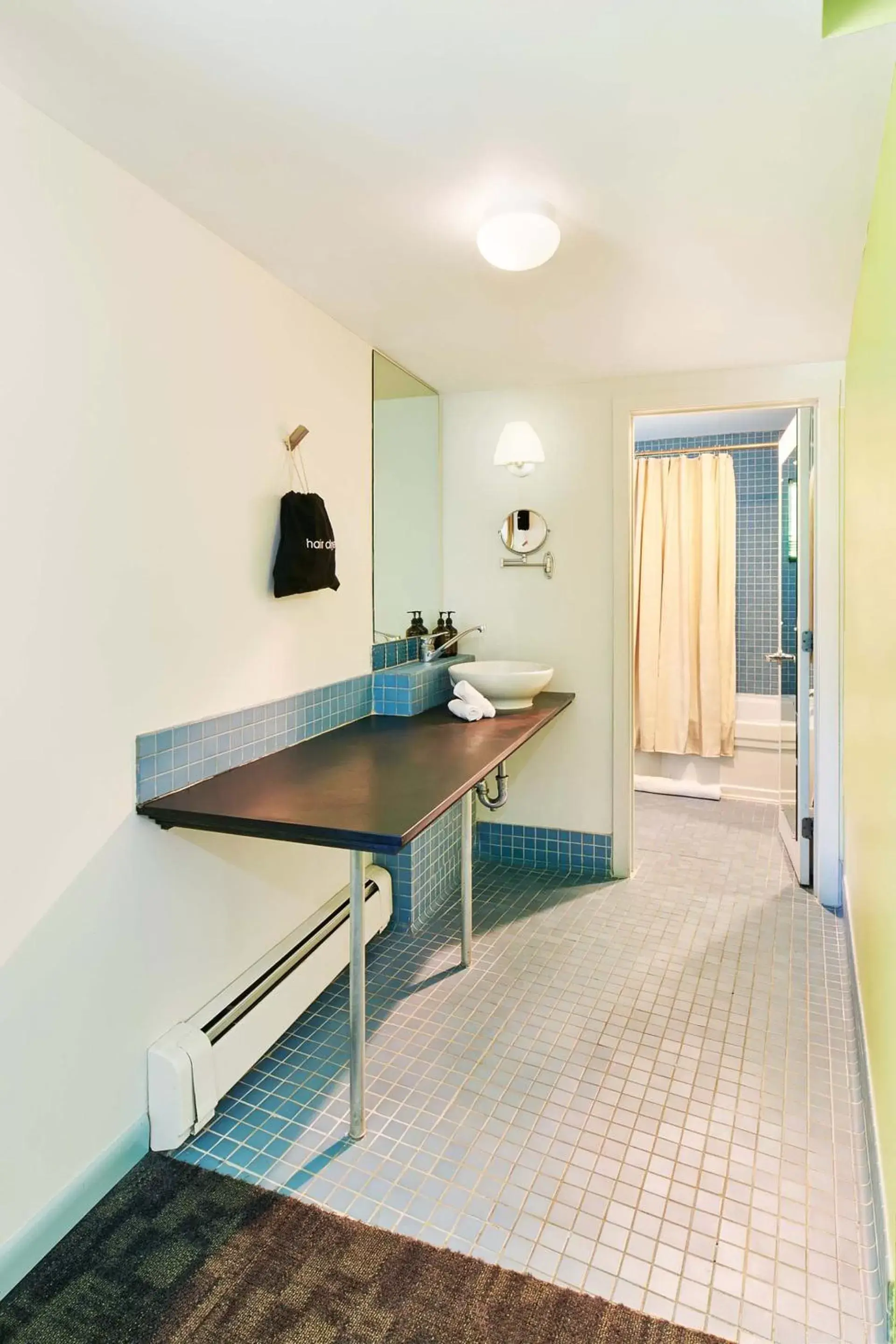 Bathroom, Kitchen/Kitchenette in Greenporter Hotel
