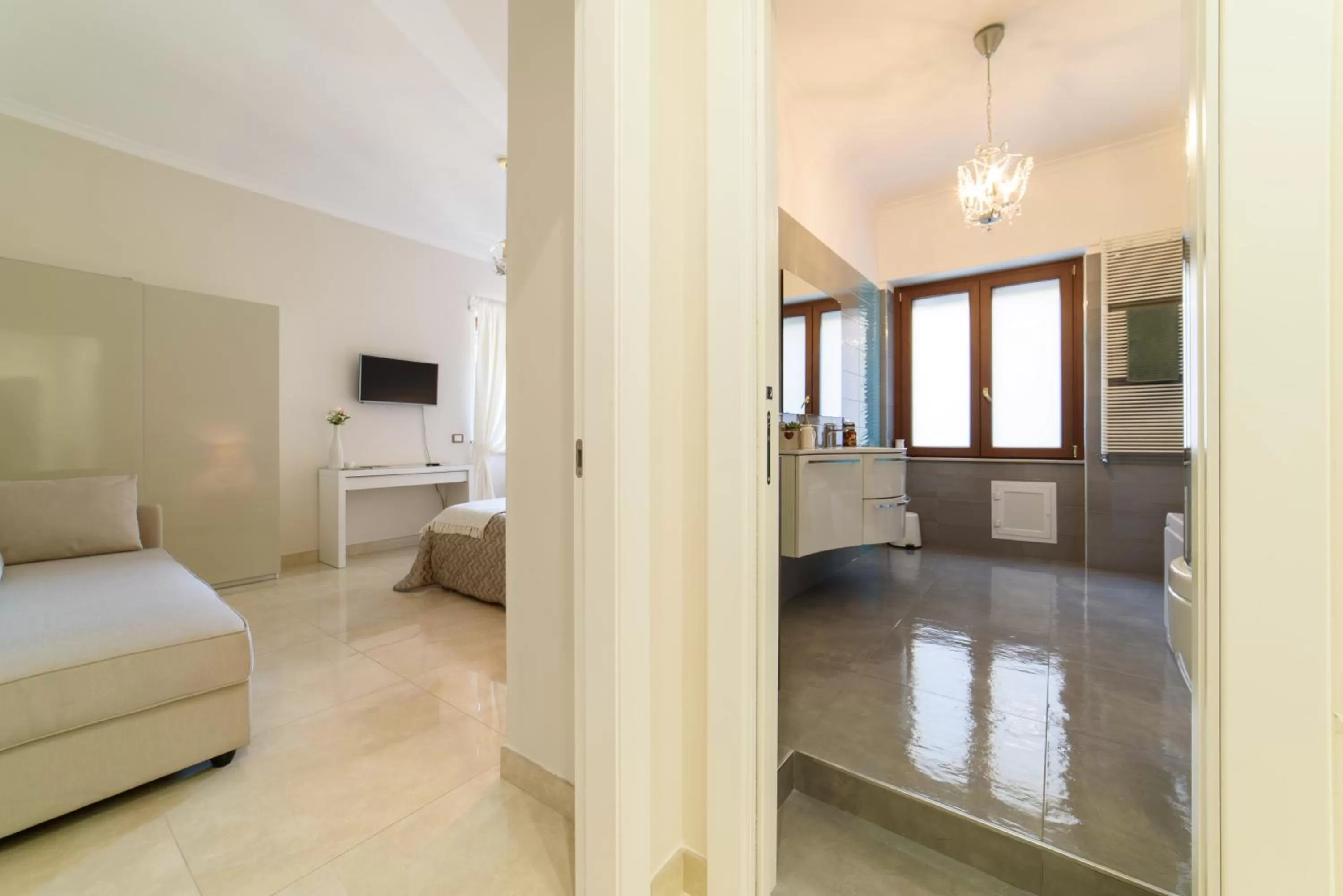 Photo of the whole room, Bed in HomeAway Salerno