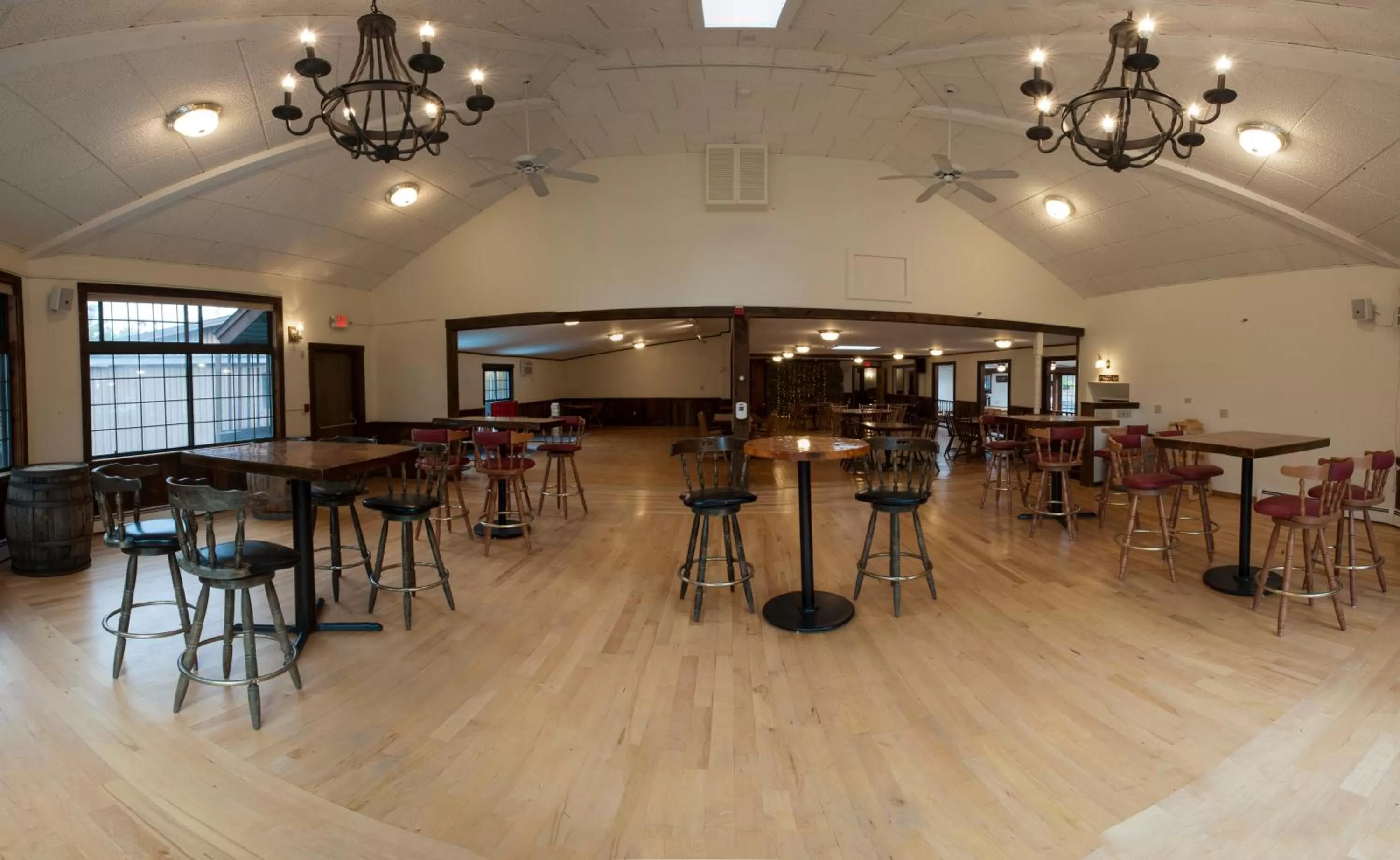 Restaurant/places to eat in Summit Lodge