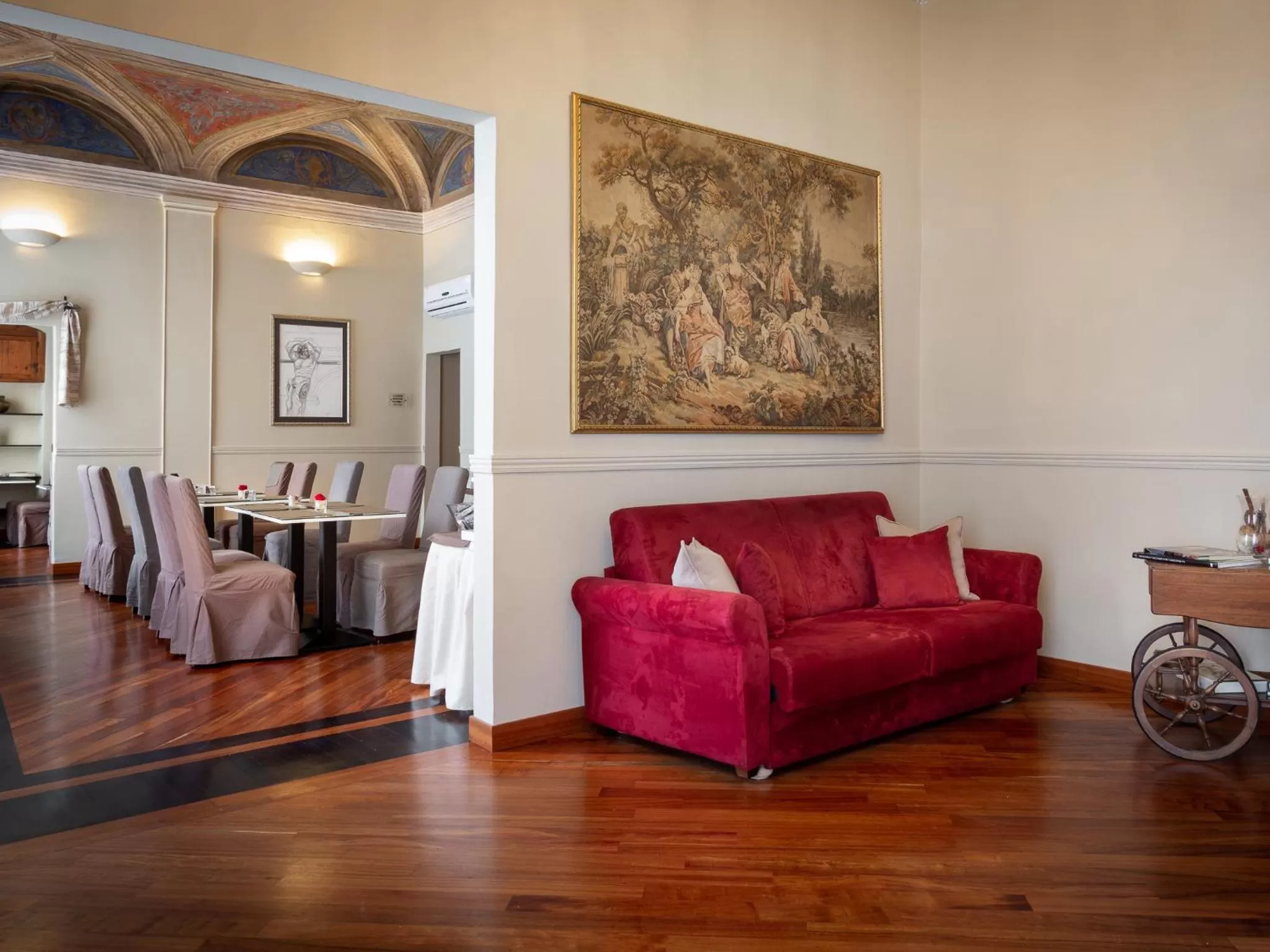 Communal lounge/ TV room in HNN Luxury Suites