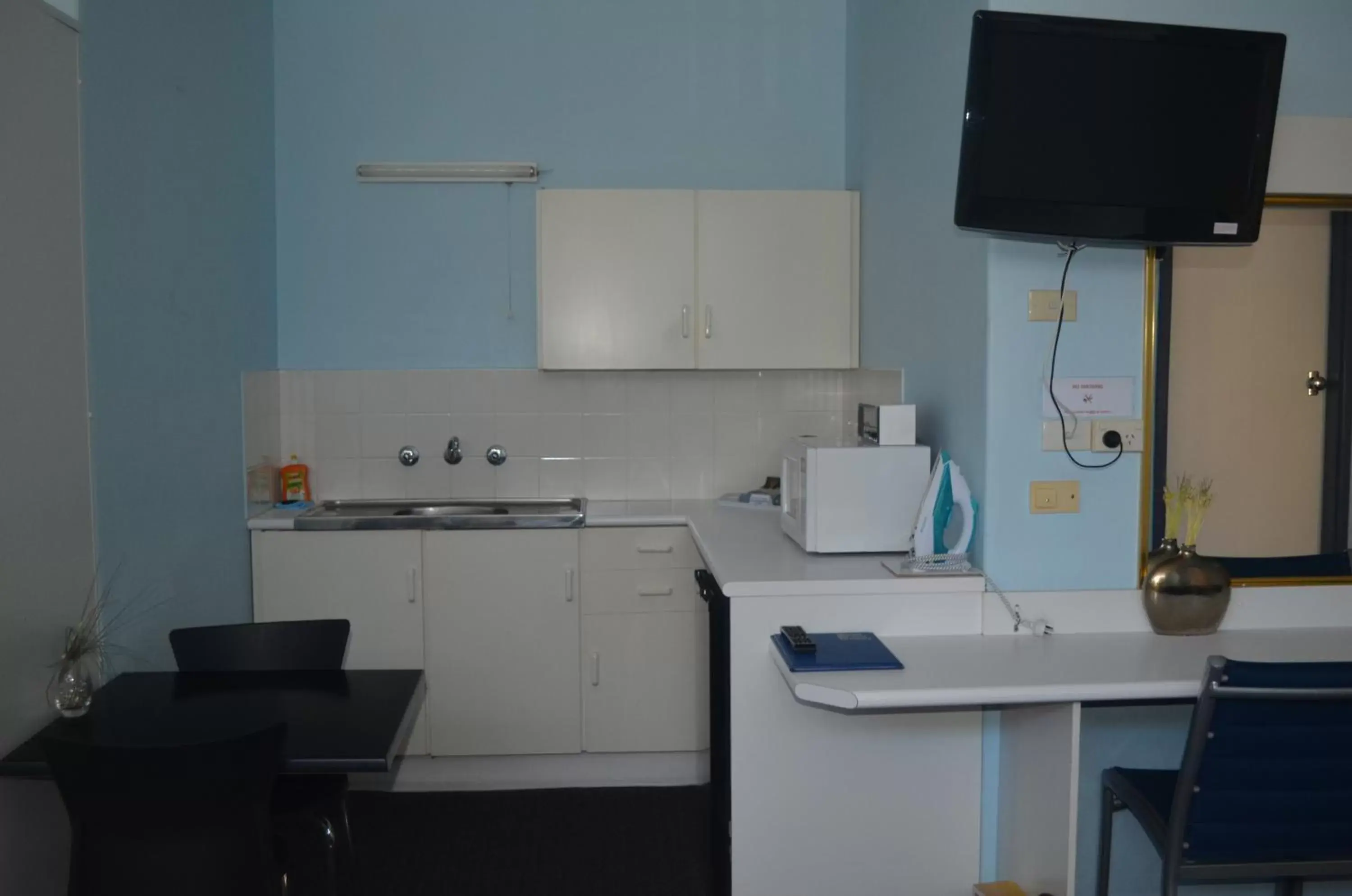 Kitchen/Kitchenette in Tall Timbers Motel