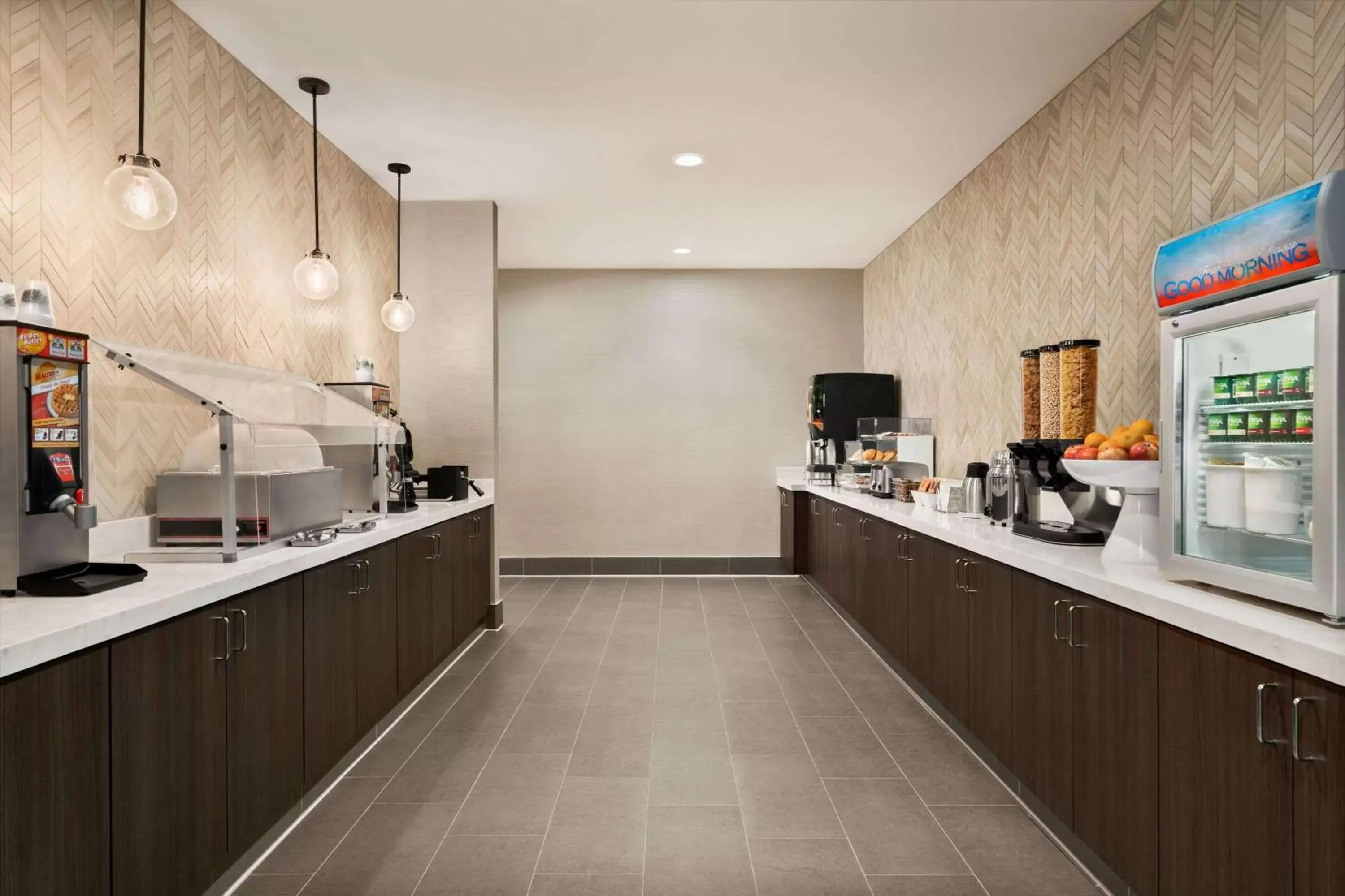 Restaurant/places to eat, Kitchen/Kitchenette in La Quinta Inn & Suites by Wyndham San Bernardino