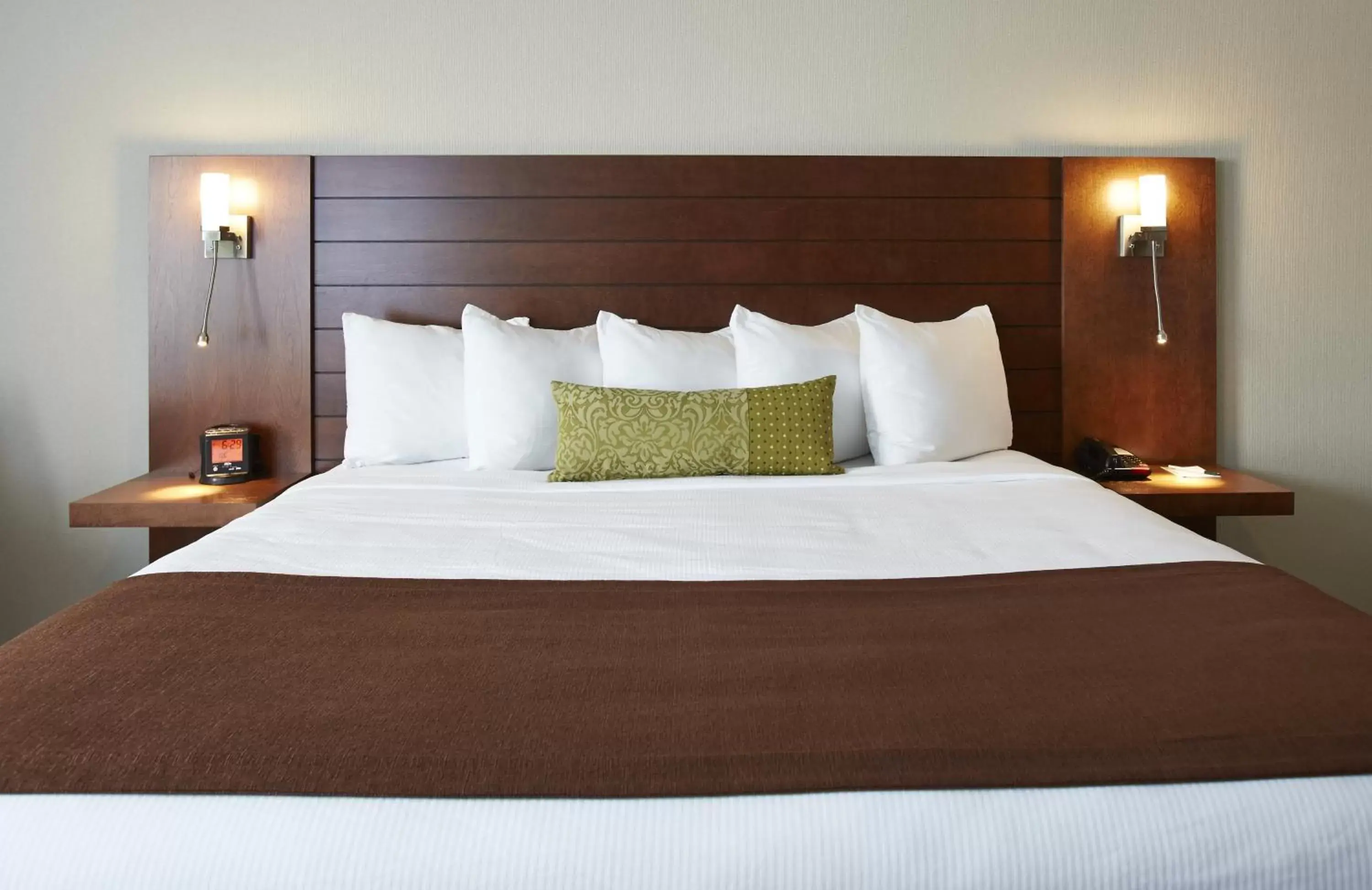Bed in Quality Inn Rouyn-Noranda