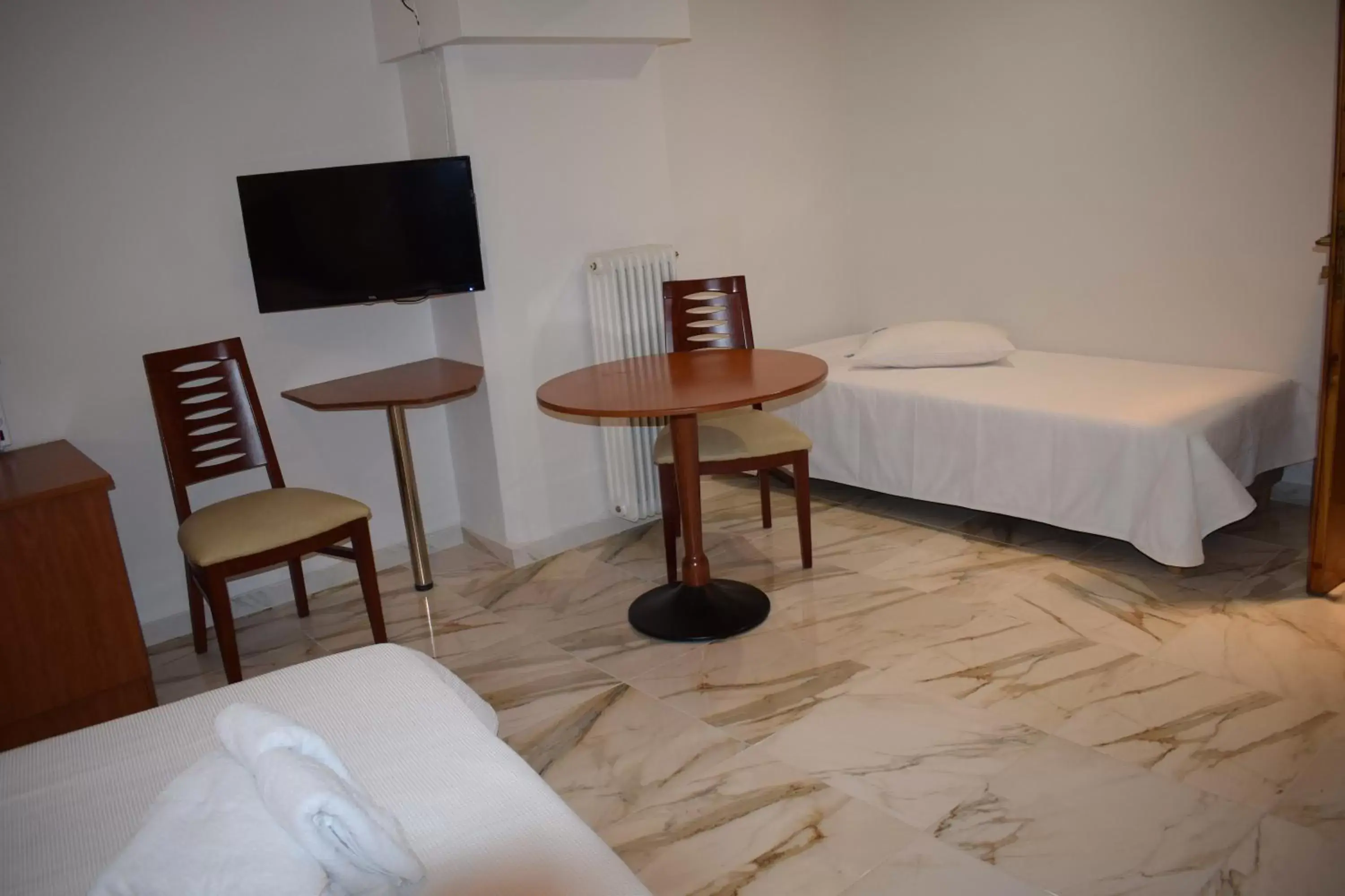 Bed, TV/Entertainment Center in Piraeus Acropole Hotel