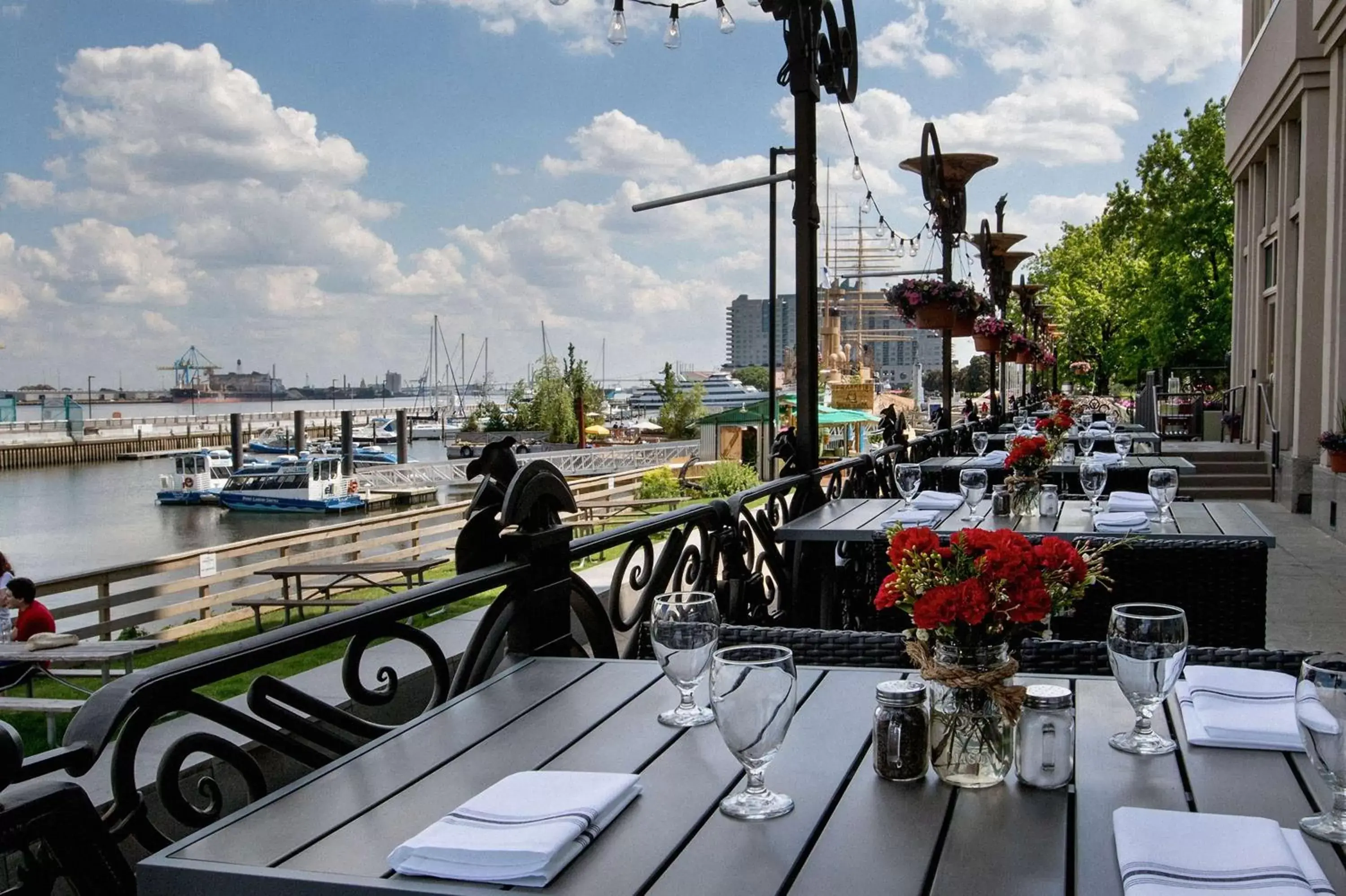 Restaurant/Places to Eat in Hilton Philadelphia at Penn's Landing