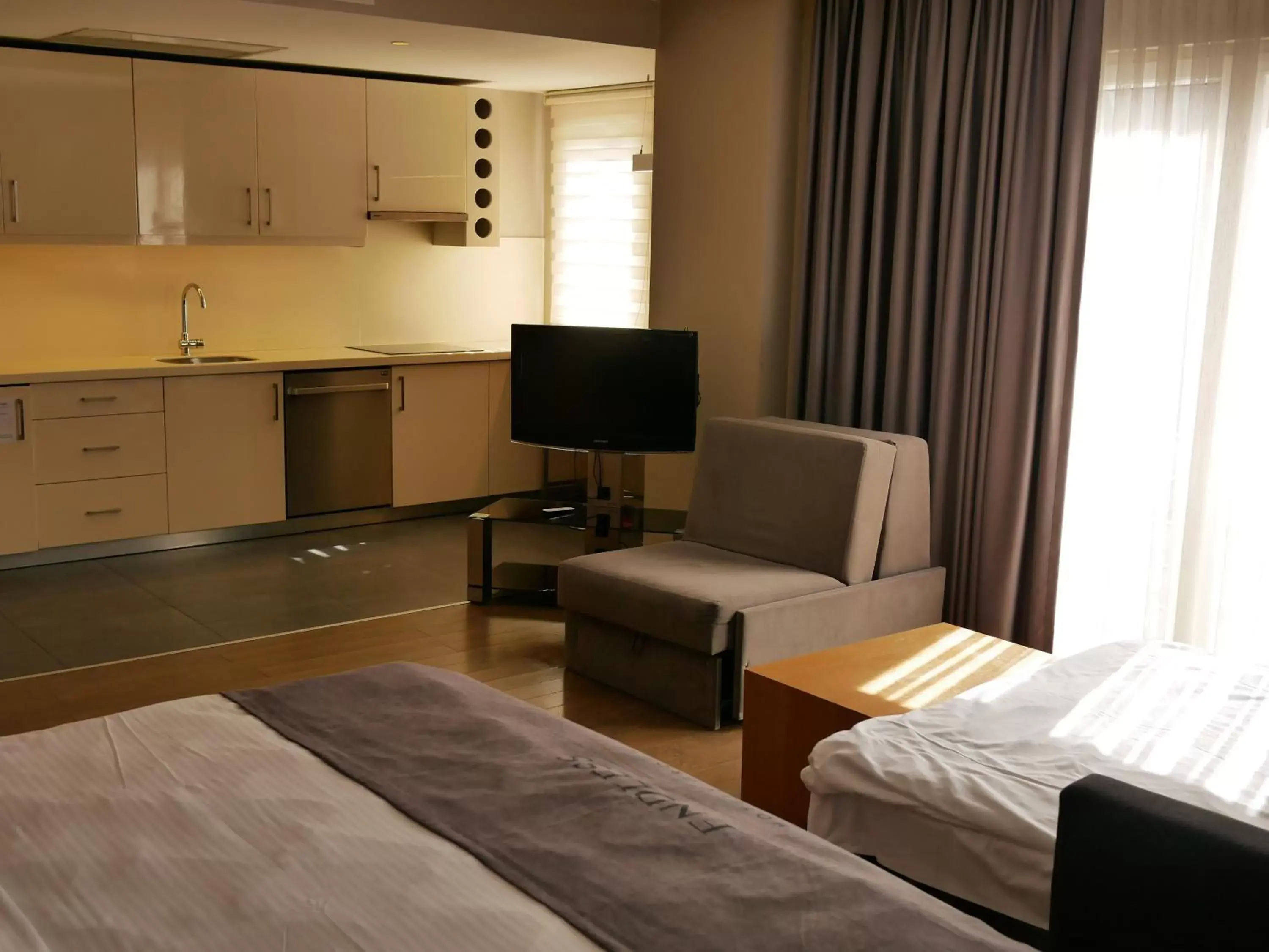 Bed, TV/Entertainment Center in Endless Suites Taksim