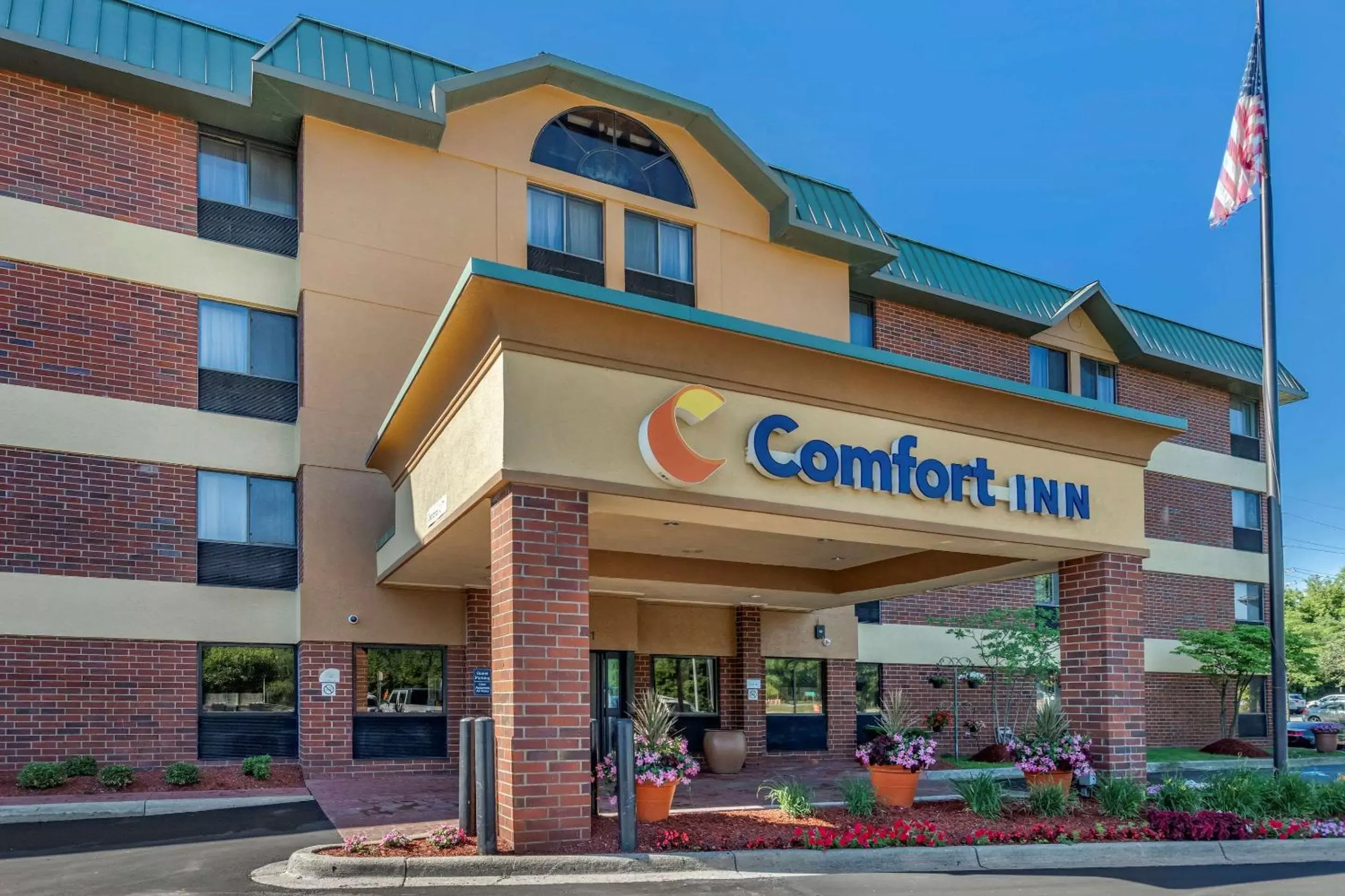 Property Building in Comfort Inn Near Greenfield Village