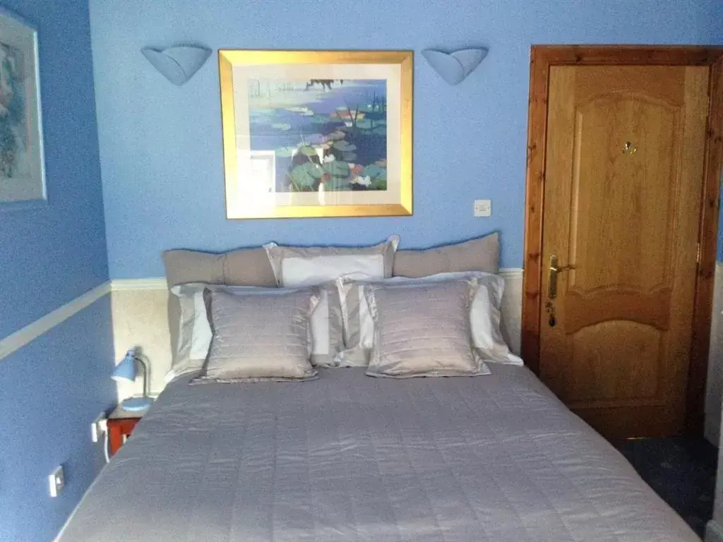 Bedroom, Bed in Carmichael