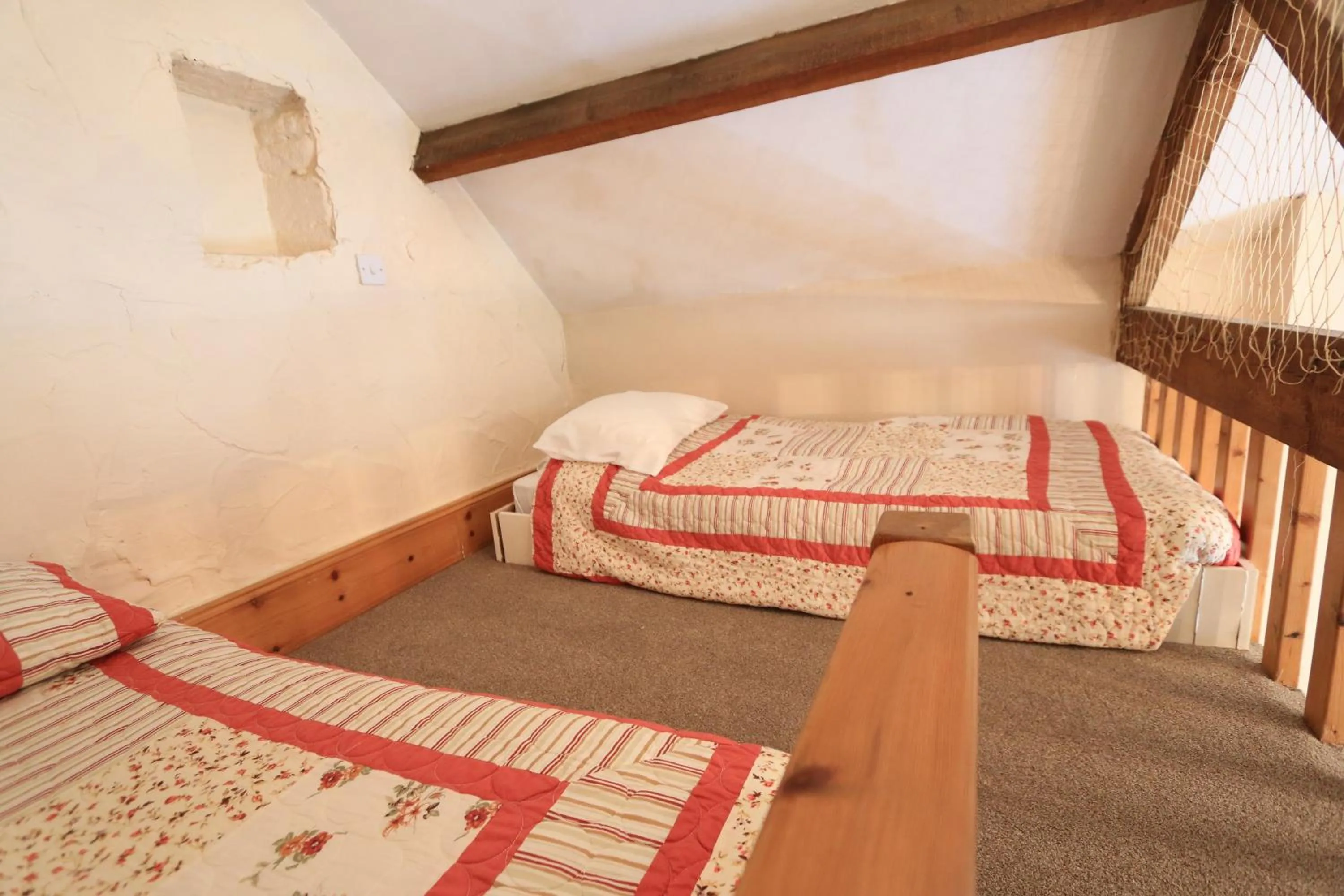 Photo of the whole room, Bed in Centre Of Britain Hotel