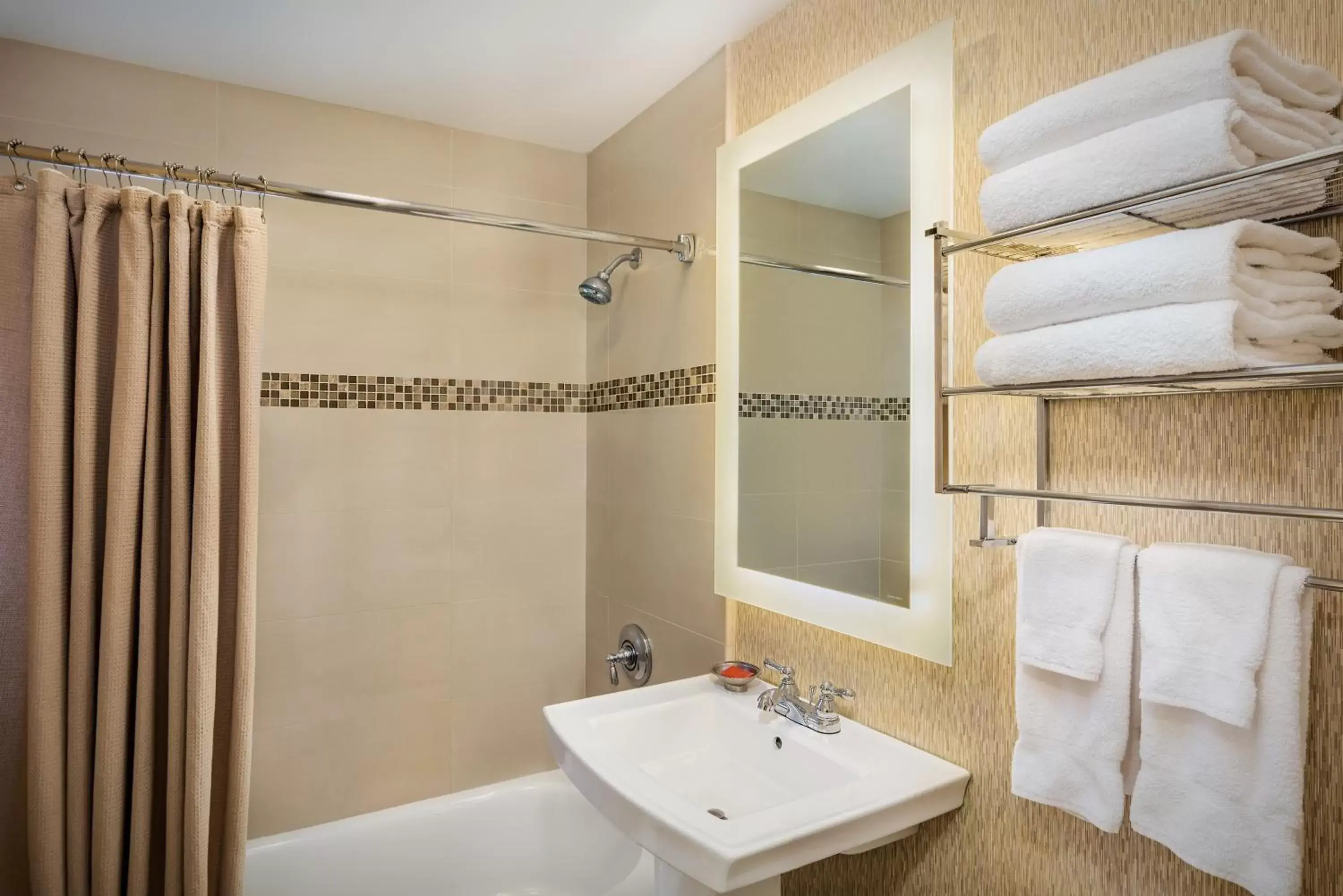 Shower, Bathroom in Bahia Resort Hotel