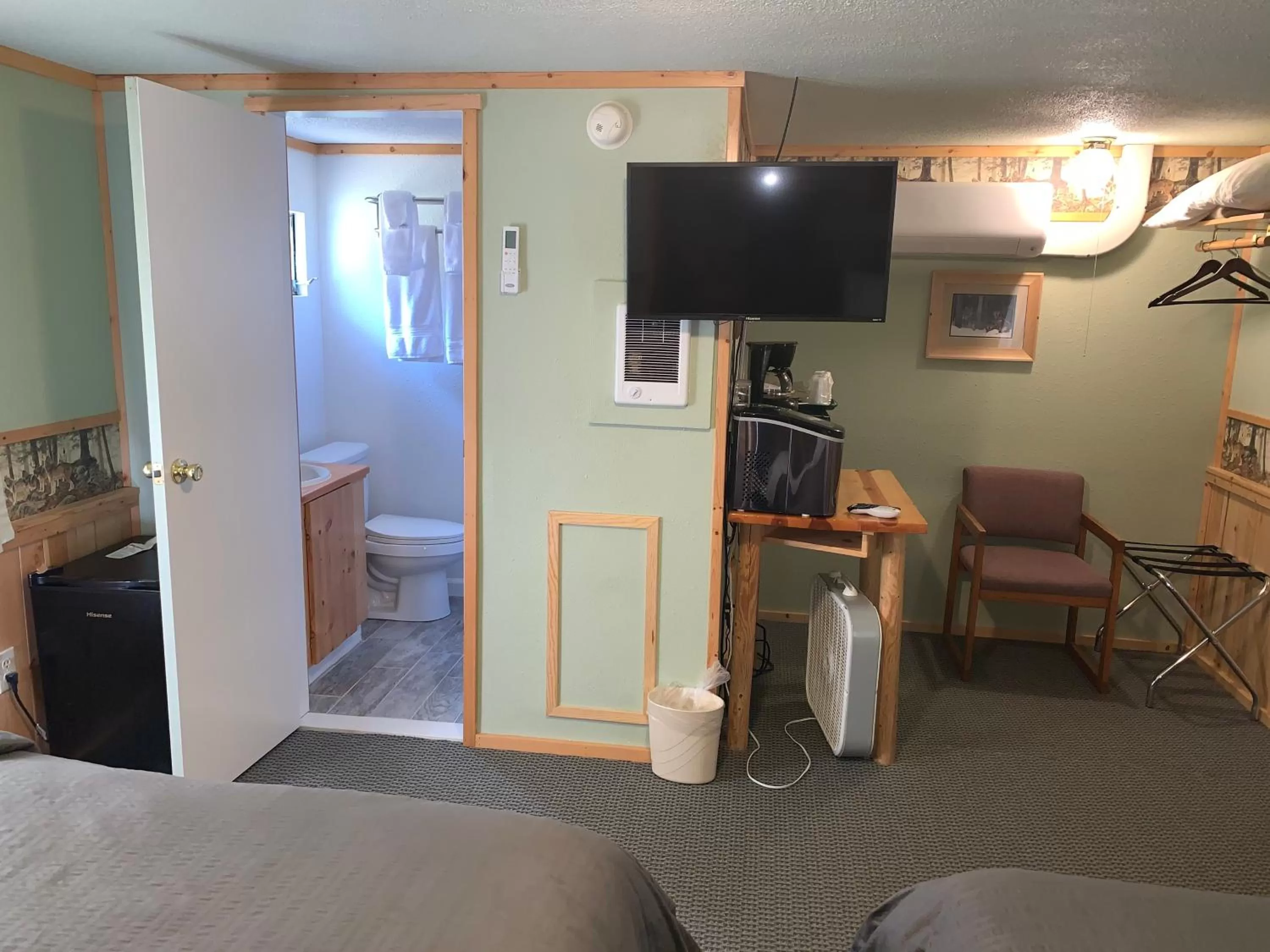 TV and multimedia, TV/Entertainment Center in Glacier Haven Inn