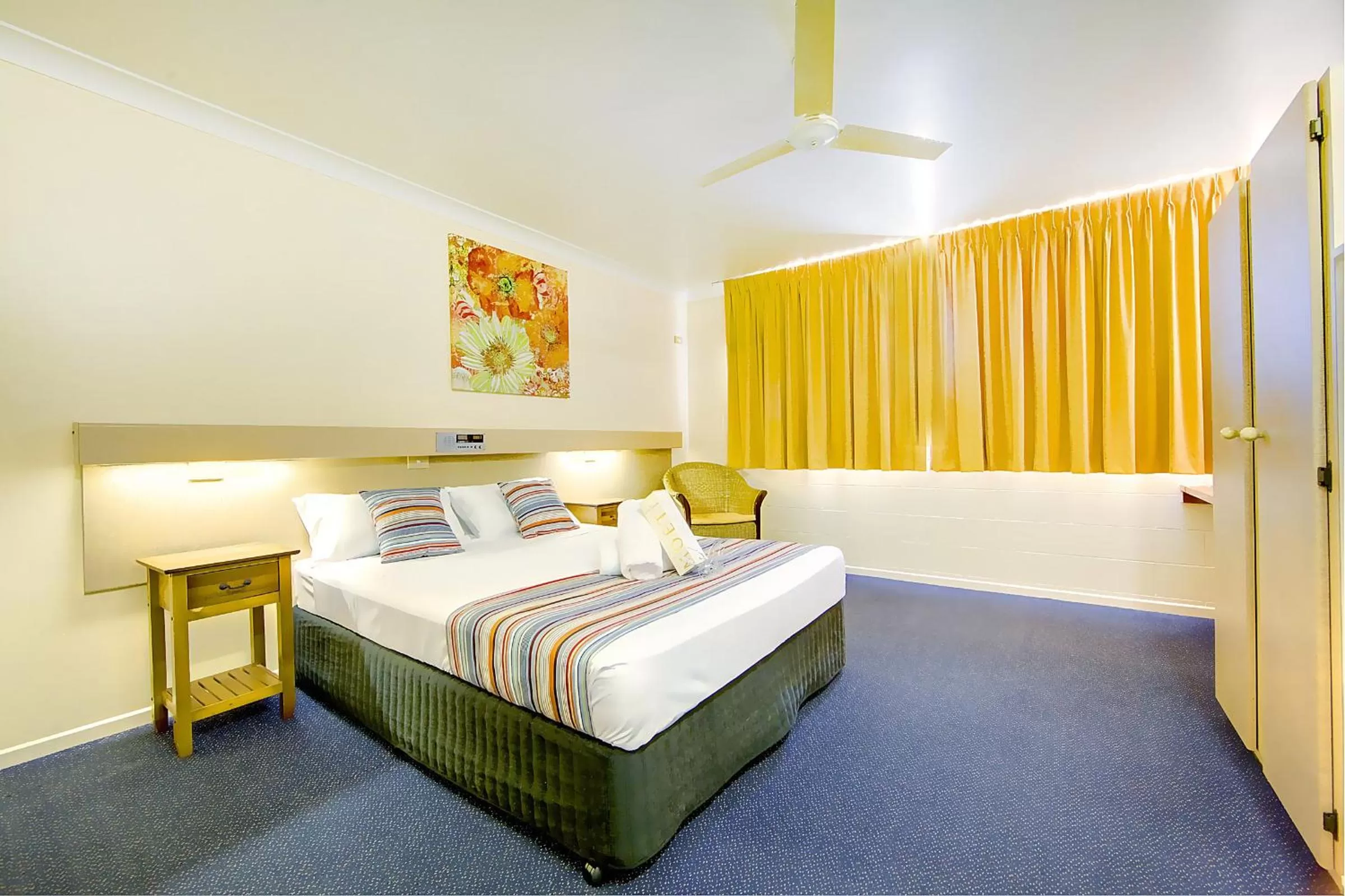 Bedroom in Raintree Motel