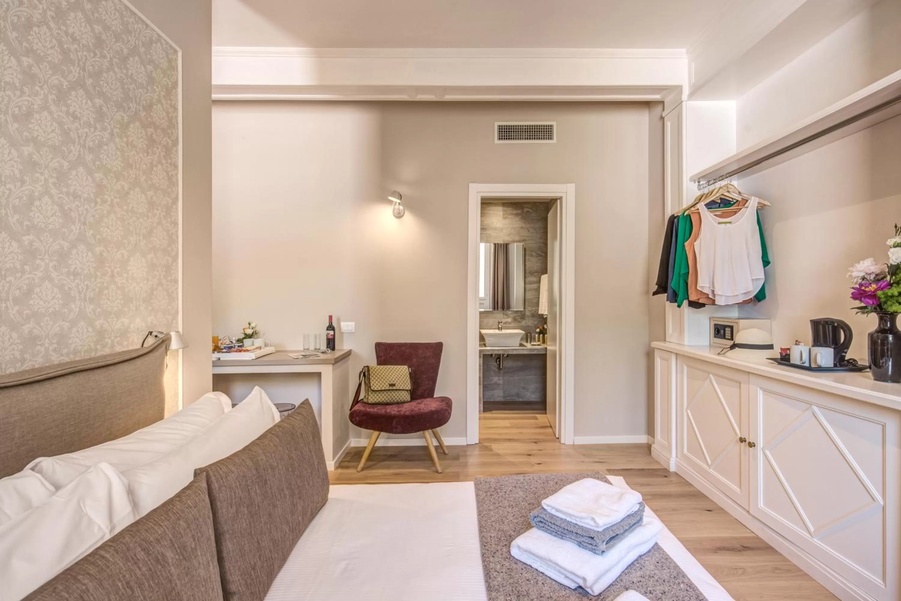 Photo of the whole room, Bed in The Spanish Suite Via di Ripetta