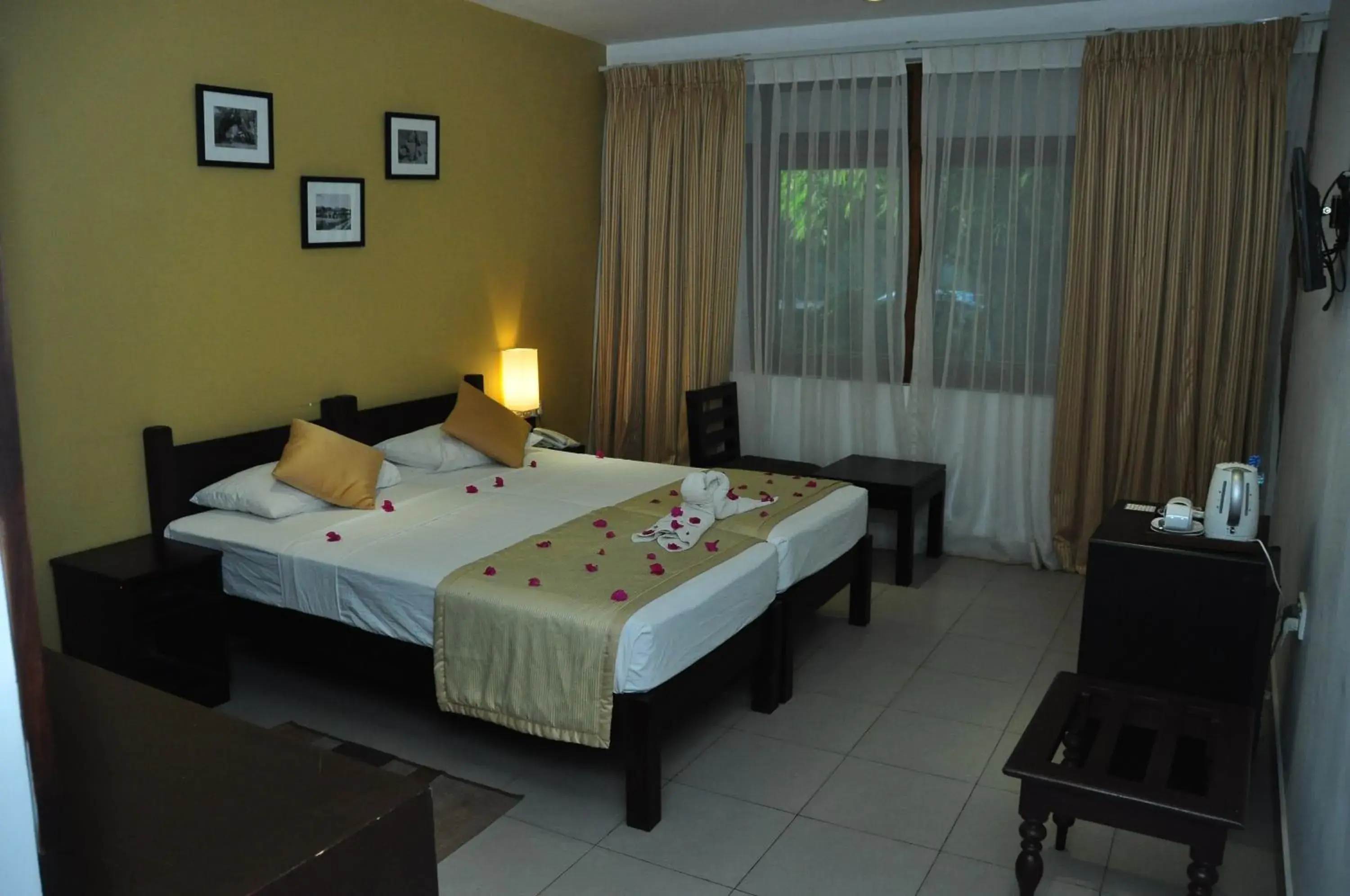 Photo of the whole room, Bed in The Lakeside at Nuwarawewa