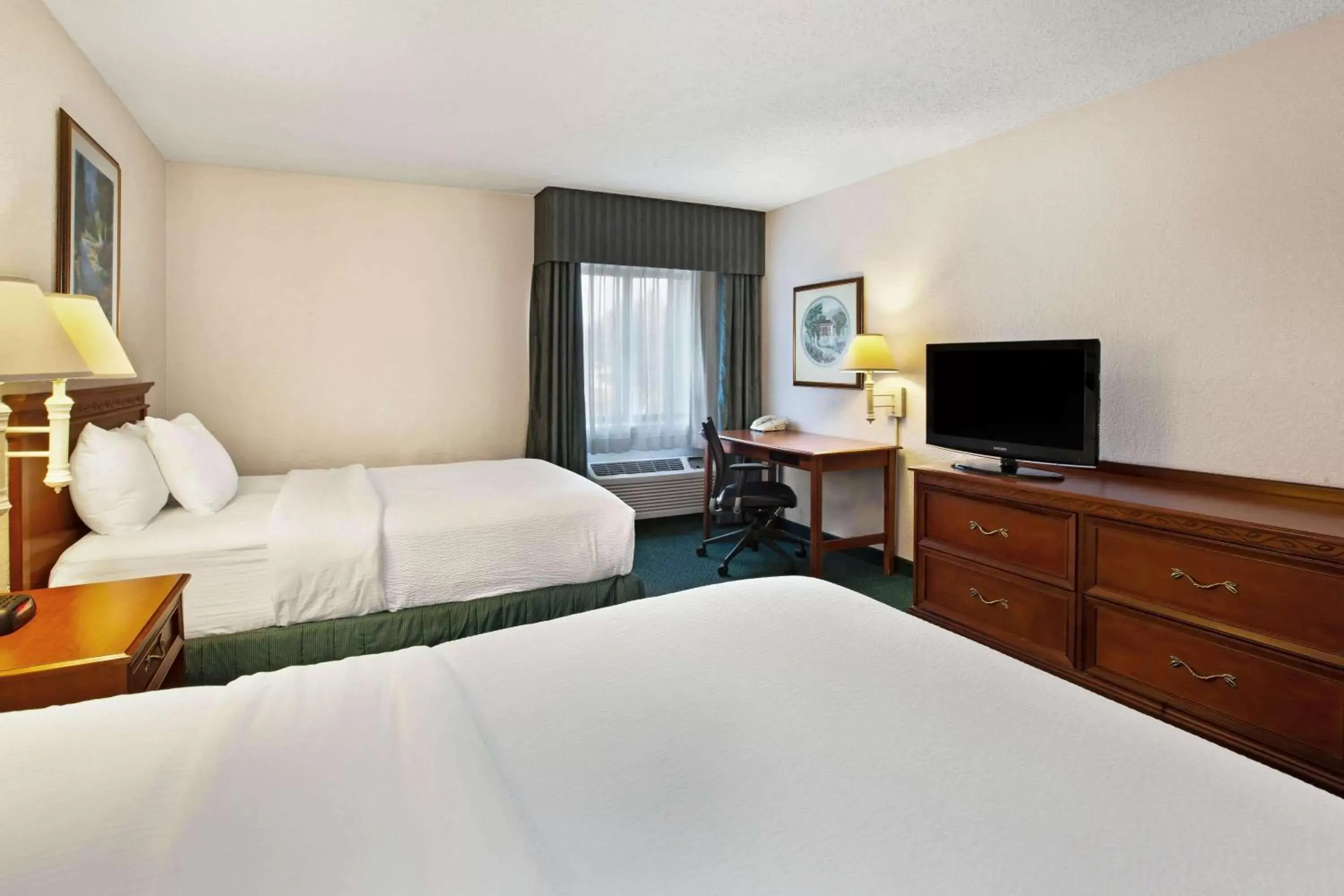 Photo of the whole room, Bed in La Quinta Inn by Wyndham Detroit Canton