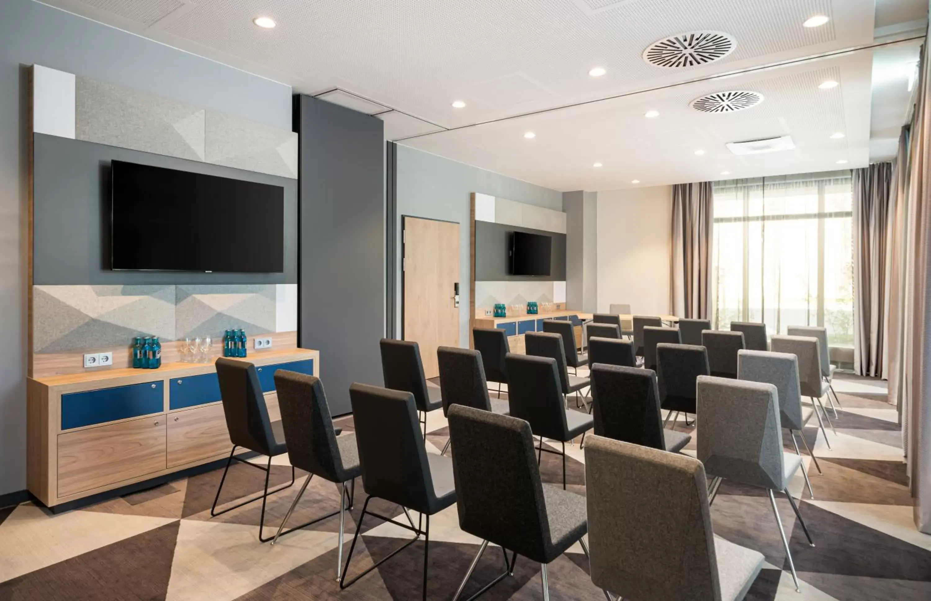 Meeting/conference room in Holiday Inn Express - Rosenheim, an IHG Hotel