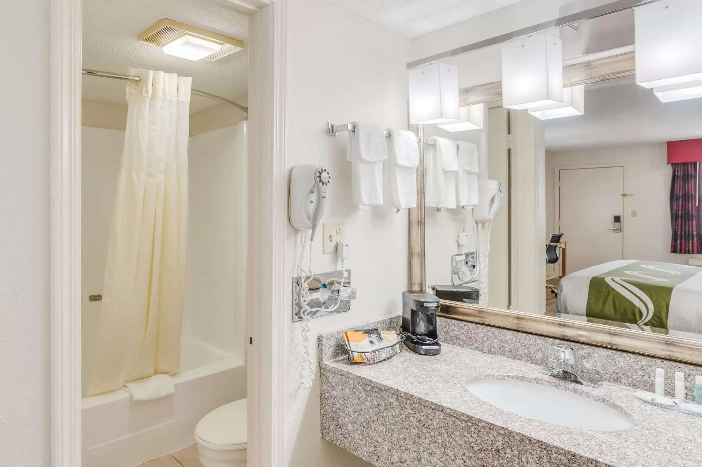 Bathroom in Quality Inn & Suites Hot Springs-Lake Hamilton