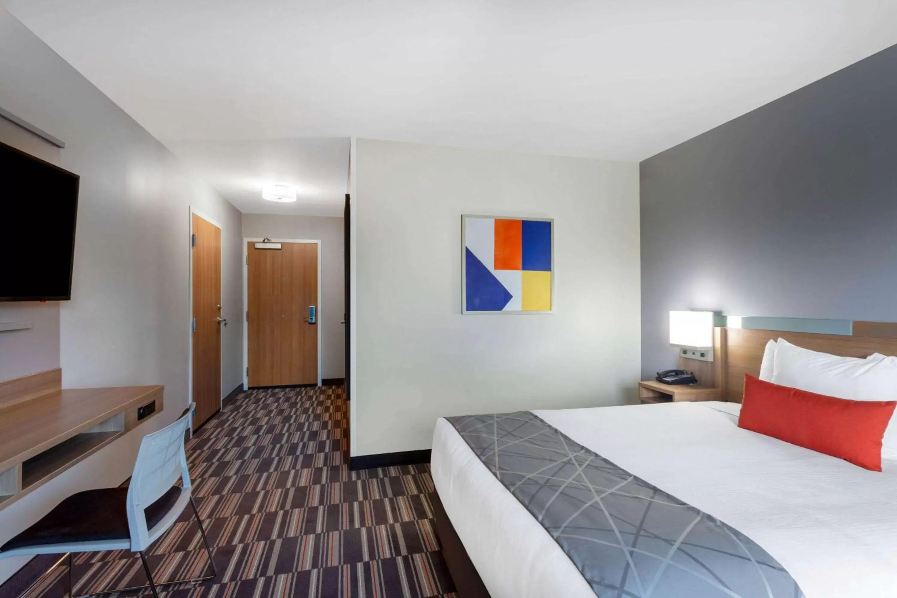 Photo of the whole room, Bed in Microtel Inn & Suites by Wyndham Amsterdam