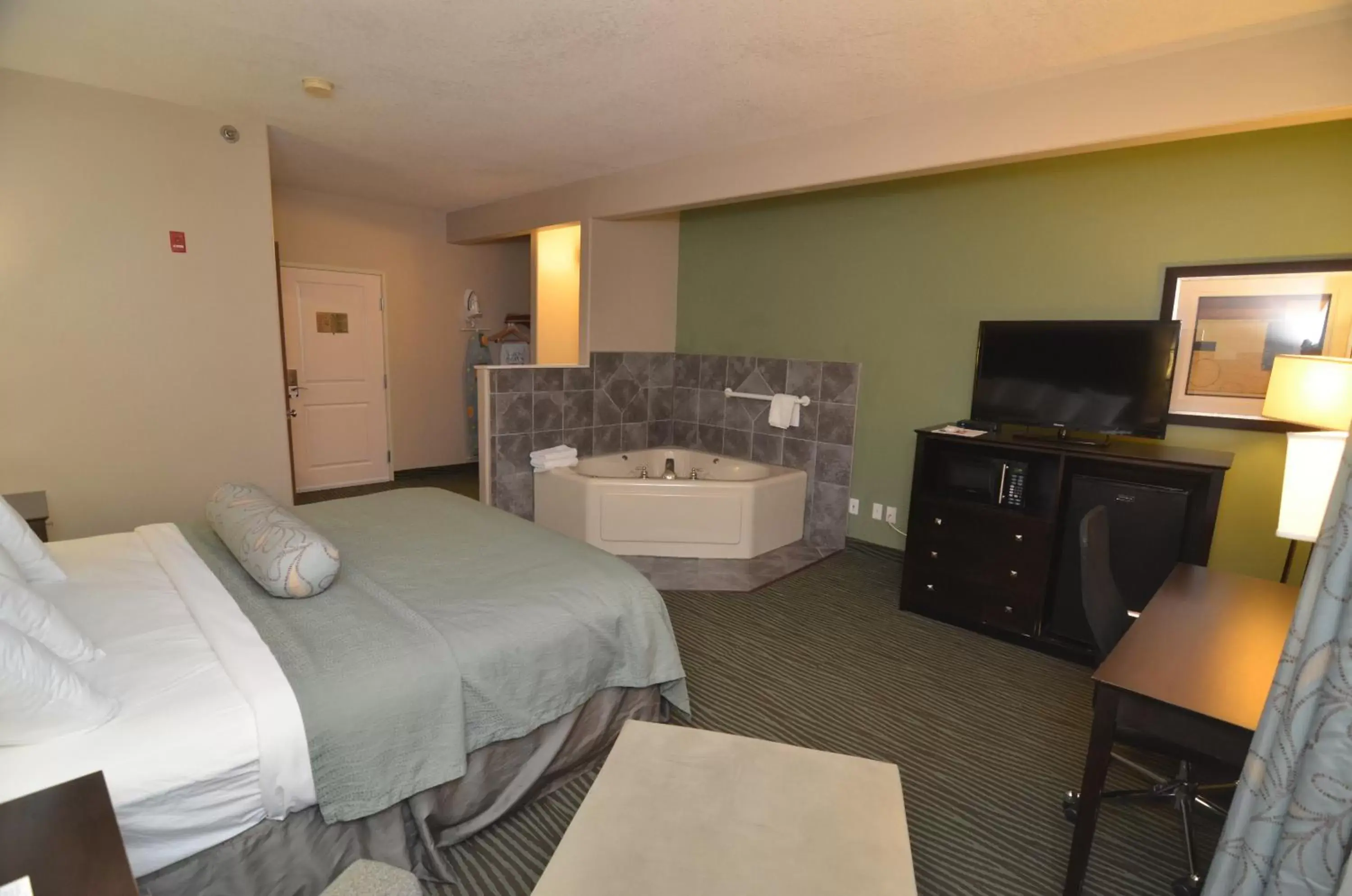 Hot Tub, Bed in AmericInn by Wyndham Des Moines Airport