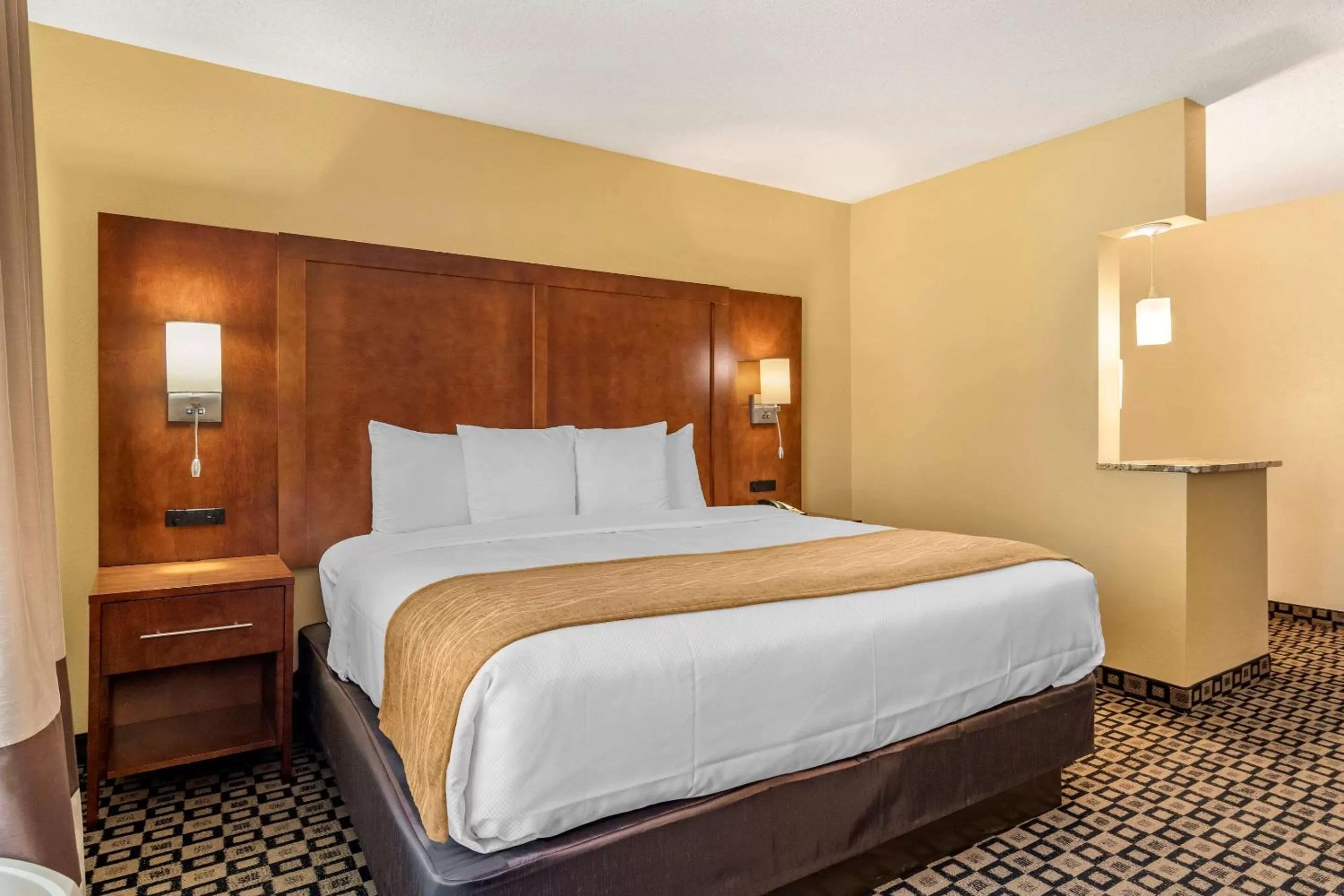 Photo of the whole room, Bed in Comfort Inn & Suites Athens North