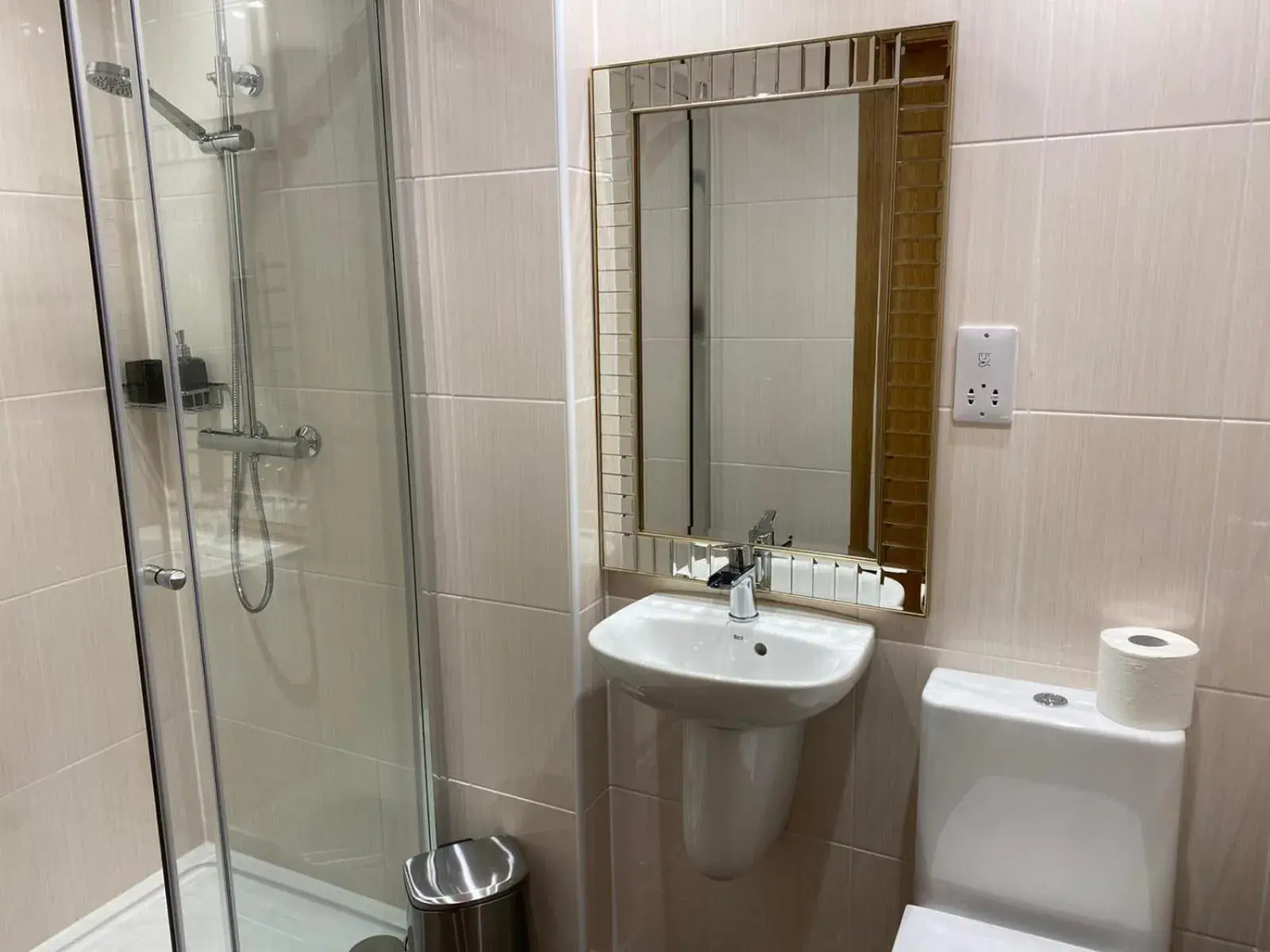 Kitchen or kitchenette, Bathroom in Waverley Inn Apartments