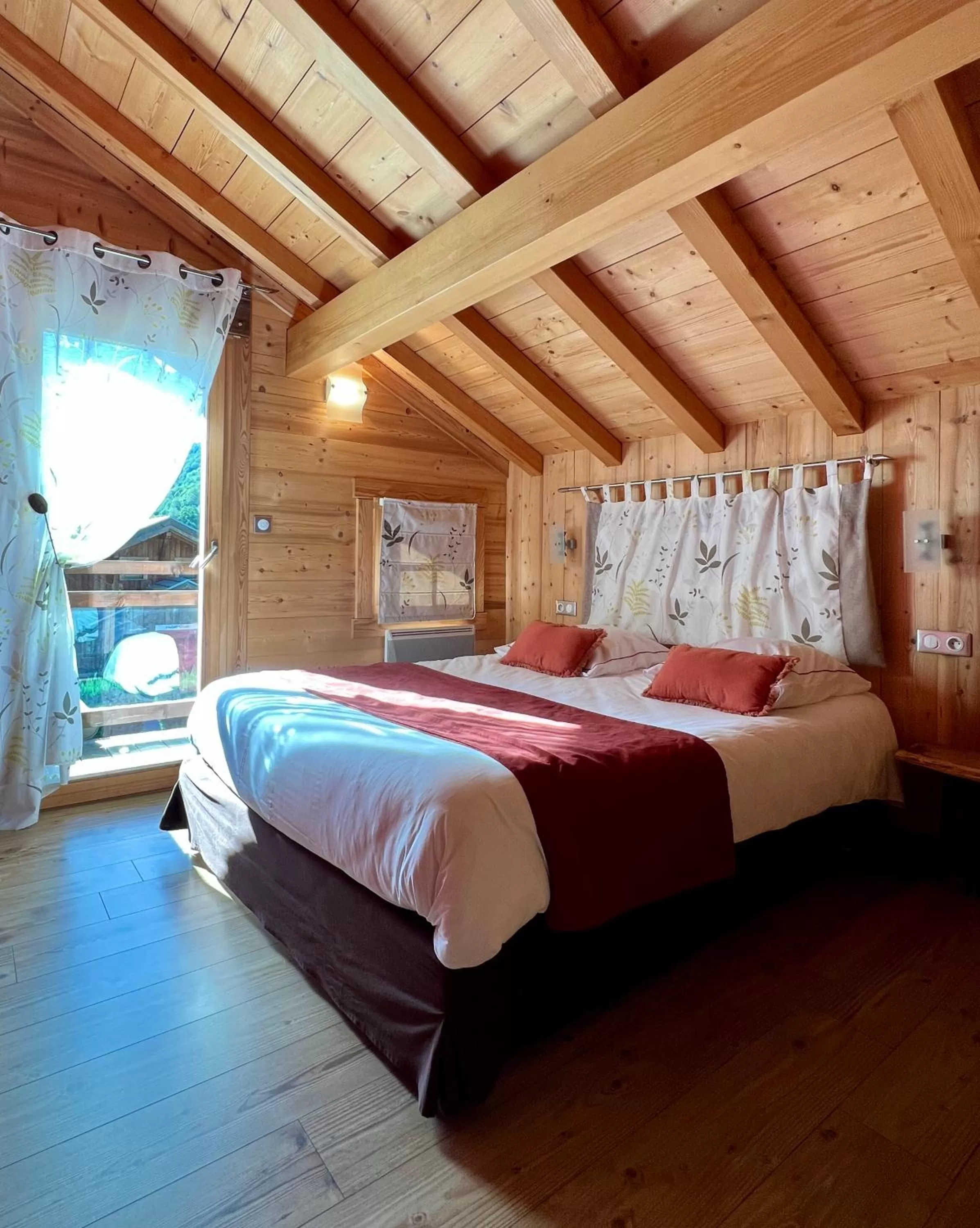 Bed in LOGIS HÔTEL, CHALETS et RESTAURANT LES CHATELMINÉS