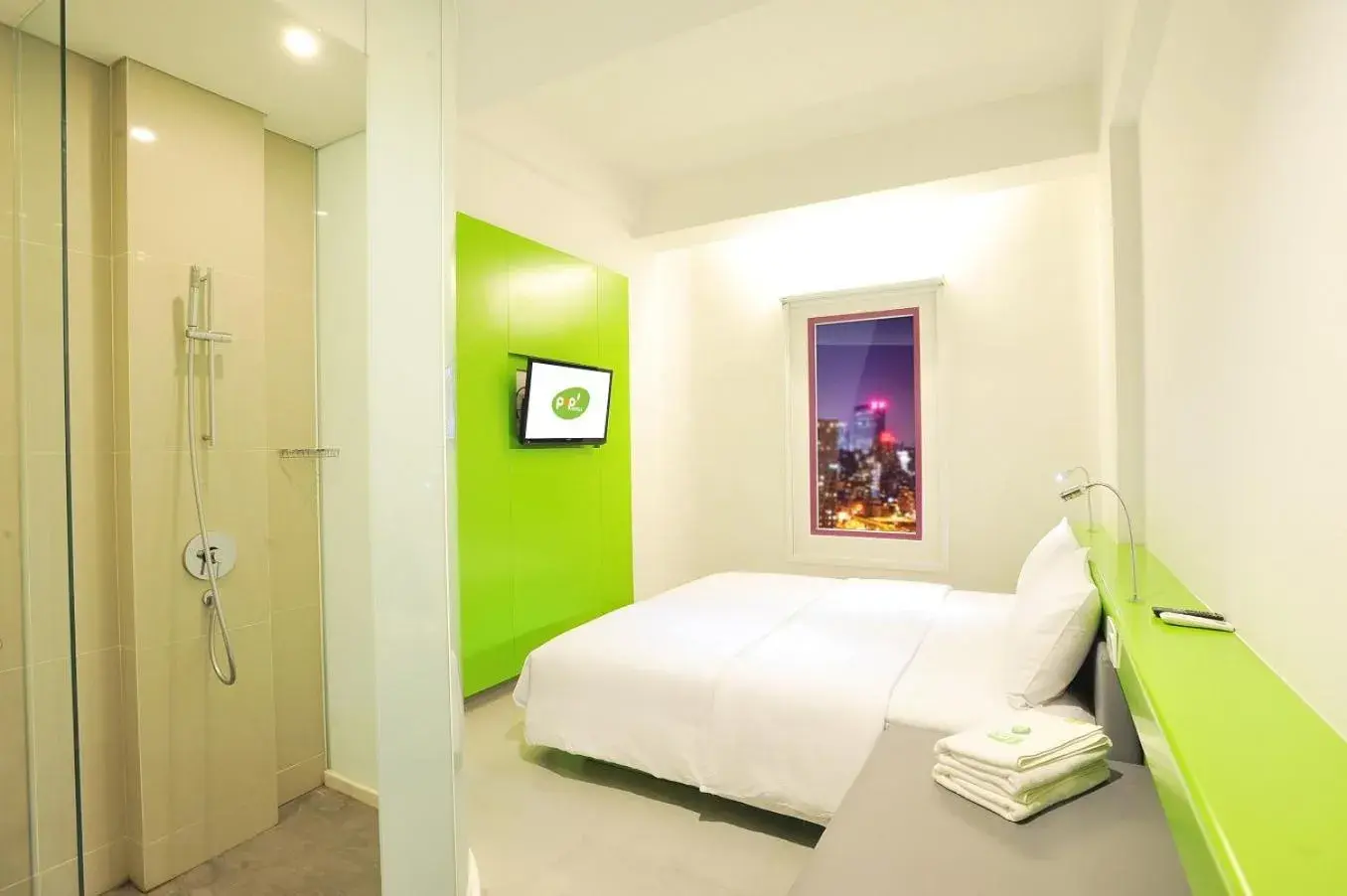 Bathroom, Bed in POP! Hotel Diponegoro Surabaya