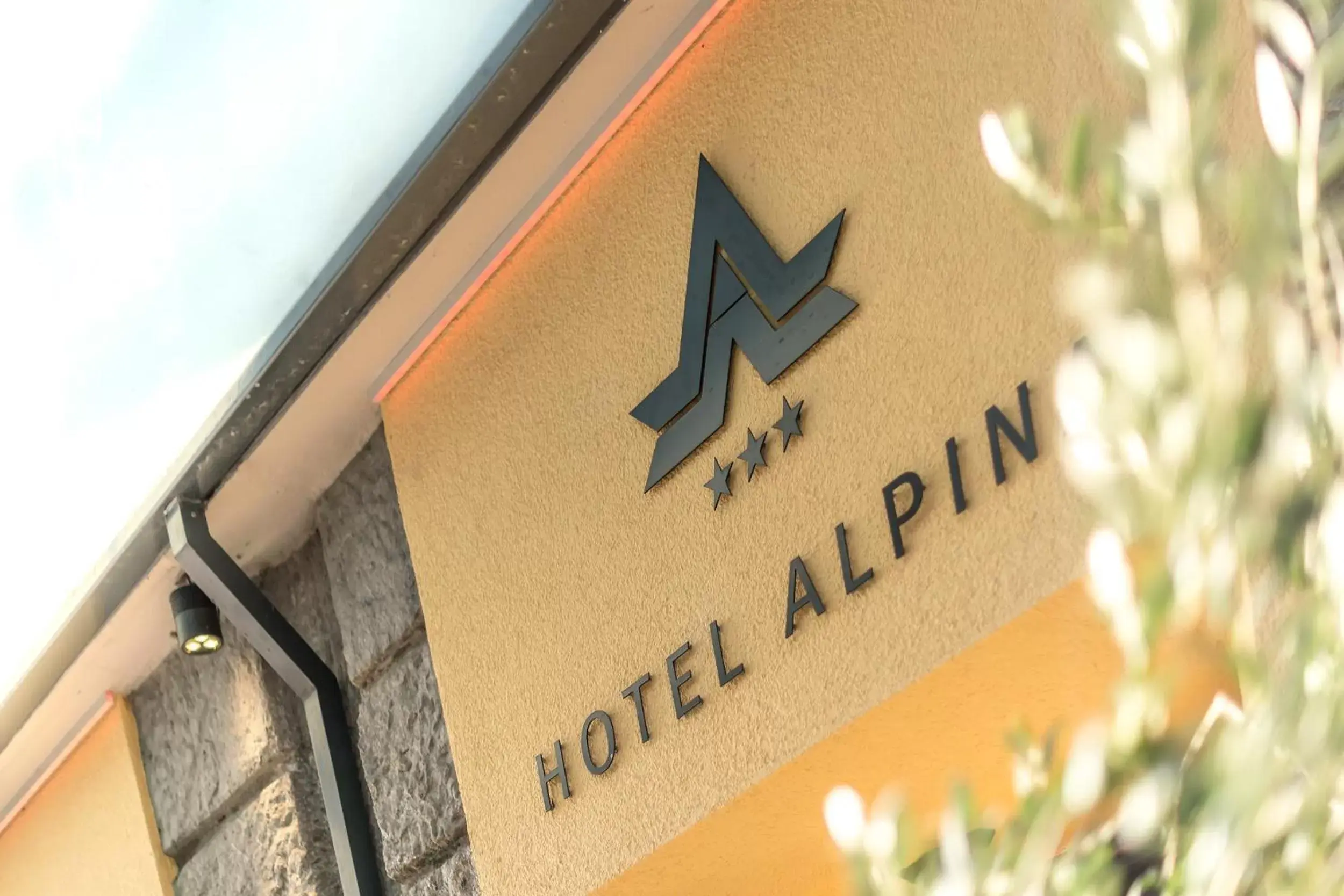 Facade/entrance, Property Logo/Sign in Hotel Alpina Luzern