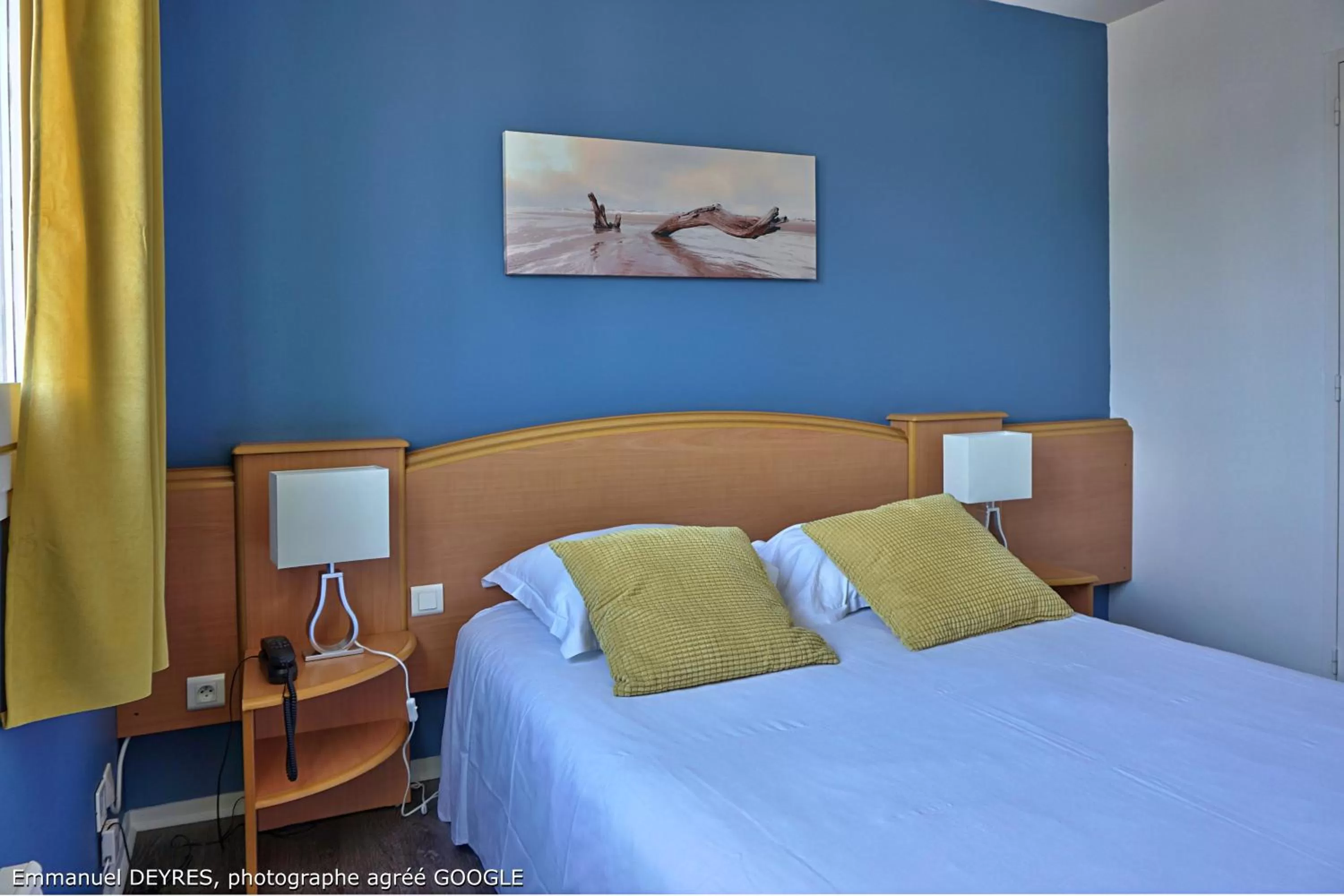 Bed in Hôtel de Bretagne - anciennement Queen Serenity Hotel