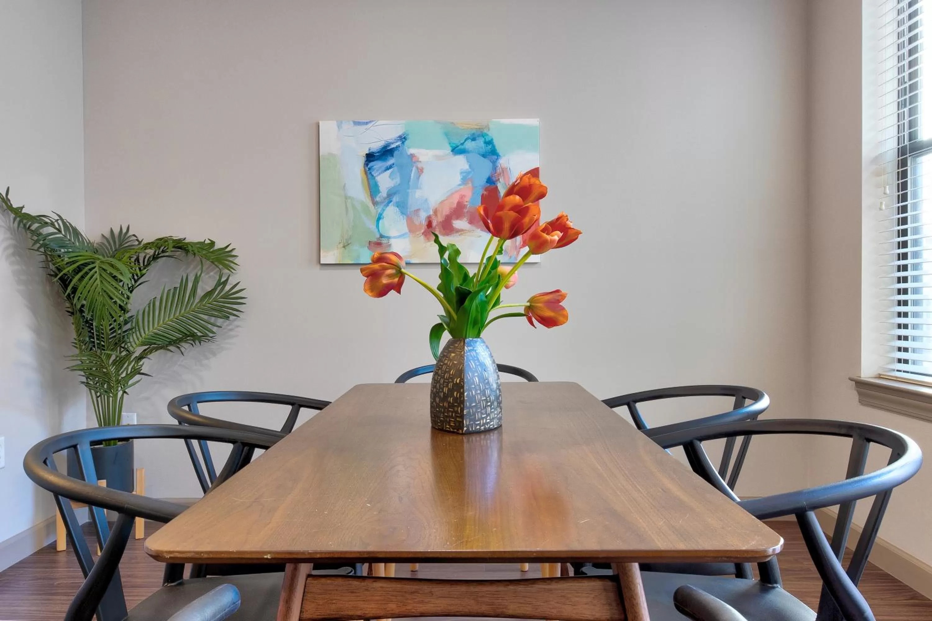 Dining Area in Kasa Central West End St Louis