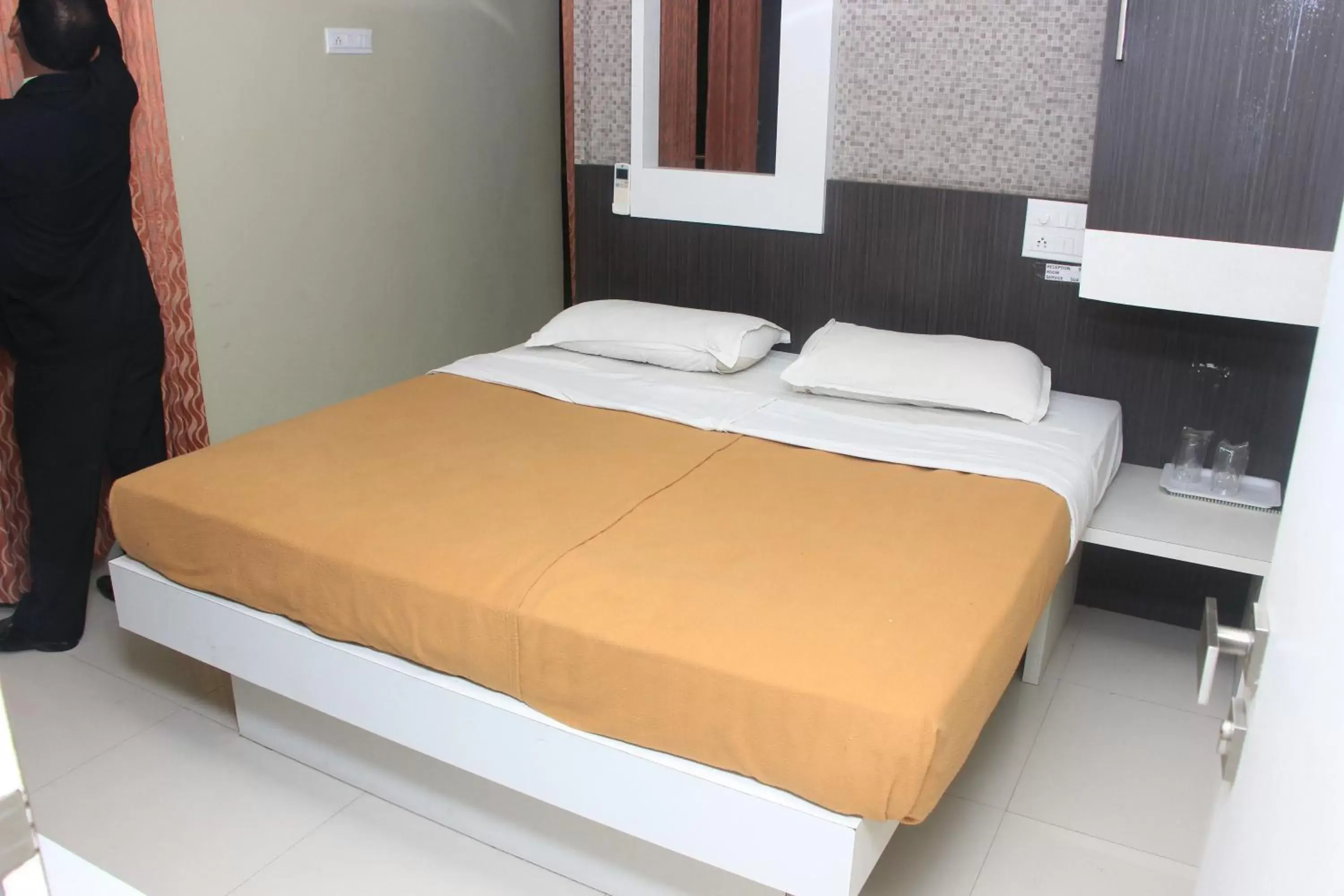 Bedroom in Hotel Sham Suman, Kolhapur- Opposite To Mahalaxmi Temple Bedroom in Hotel Sham Suman, Kolhapur- Opposite To Mahalaxmi Temple