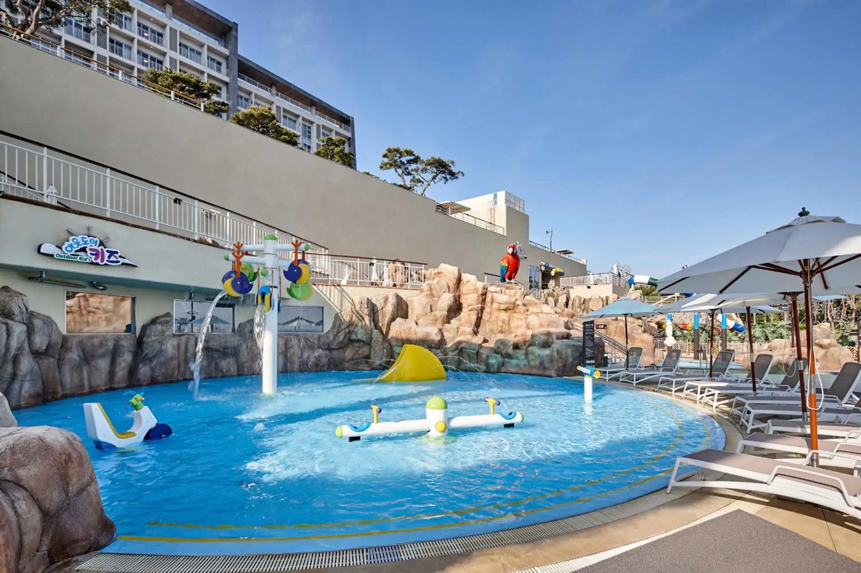 Swimming Pool in Lotte Resort Sokcho