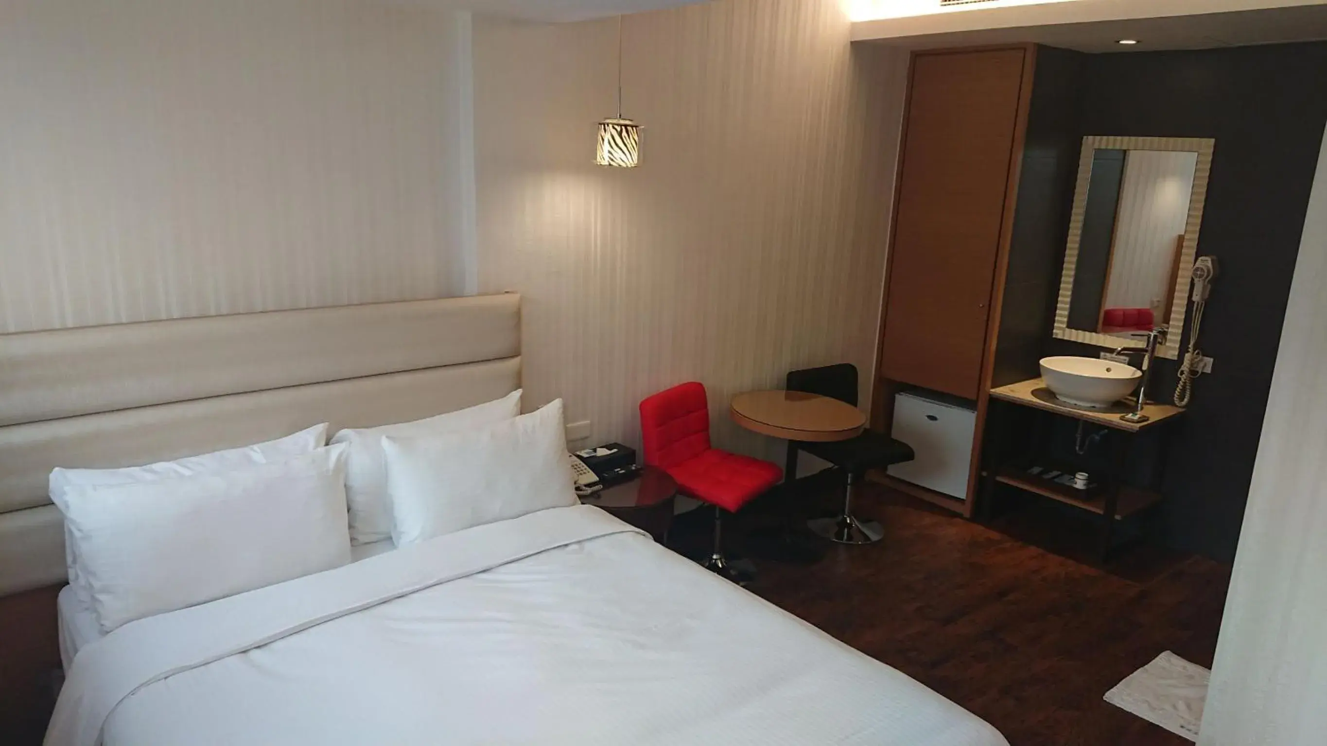 Photo of the whole room, Bed in E-Coast Star Hotel