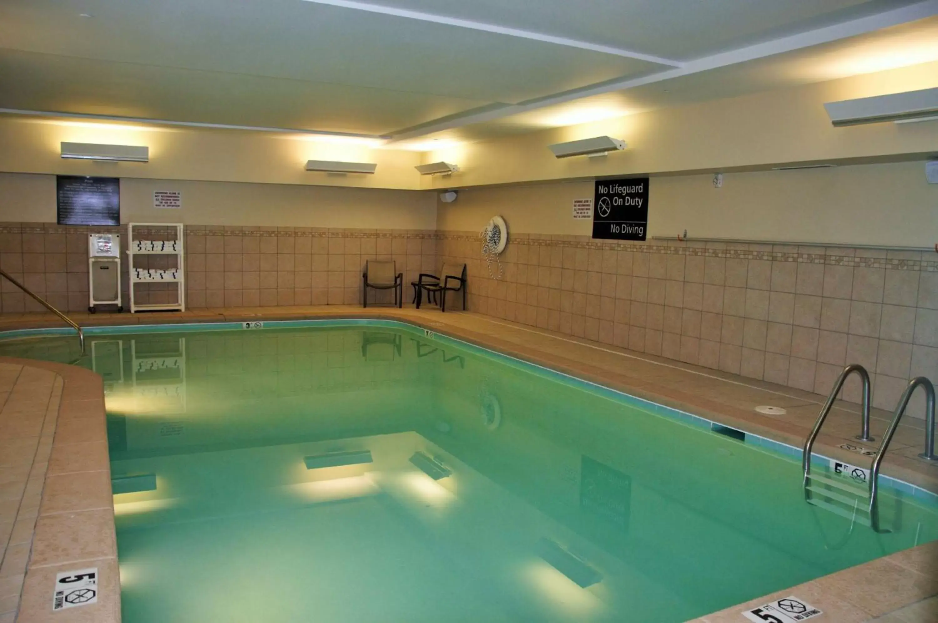 Swimming Pool in Hampton Inn & Suites Cincinnati / Uptown - University Area