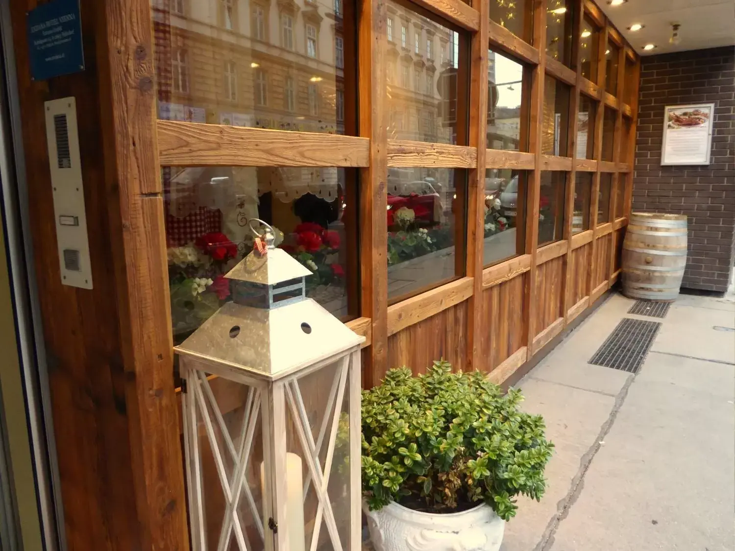 Facade/entrance in Hotel Enziana Wien