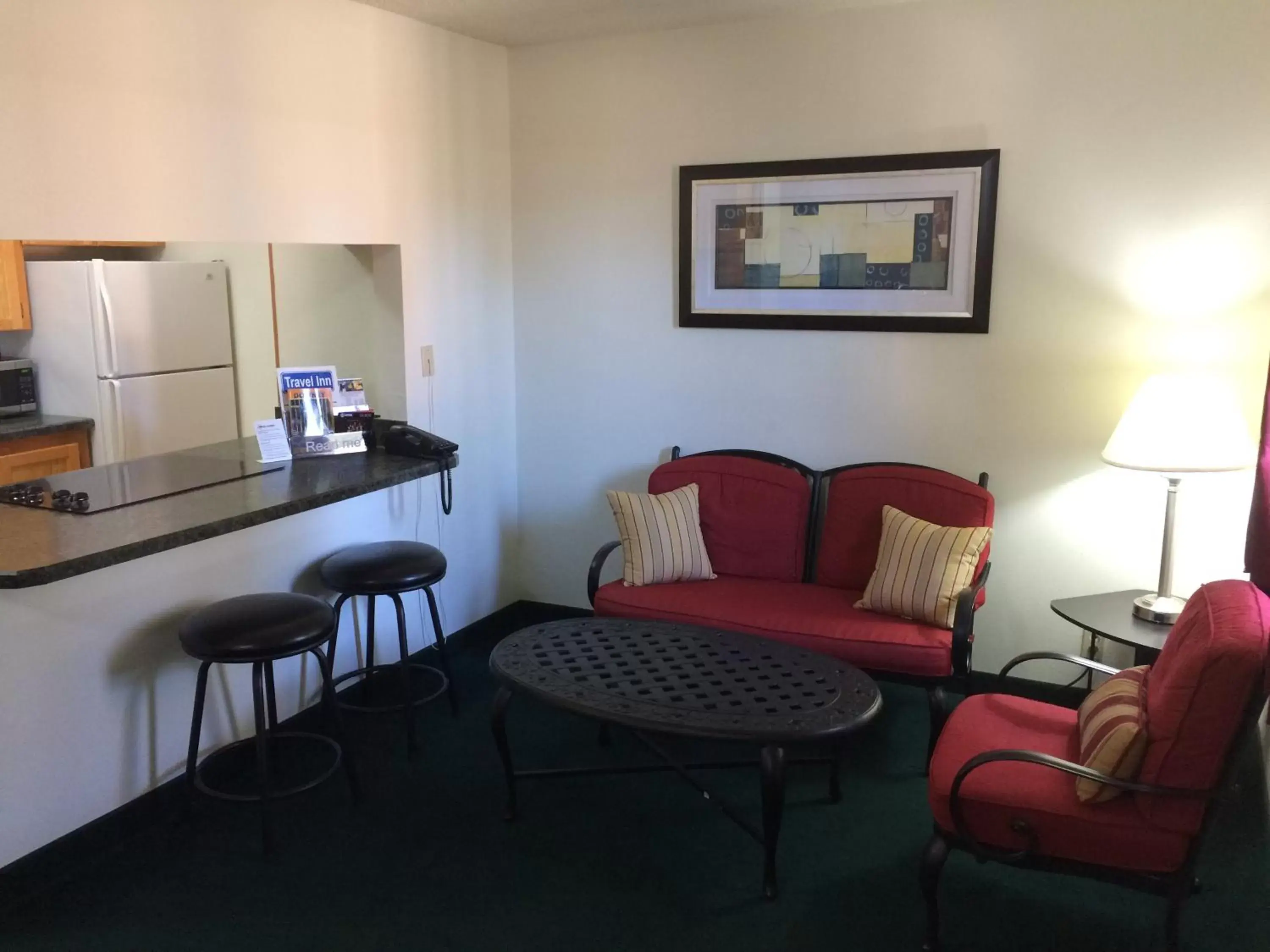 Seating Area in Travel Inn & Suites Atlanta Texas