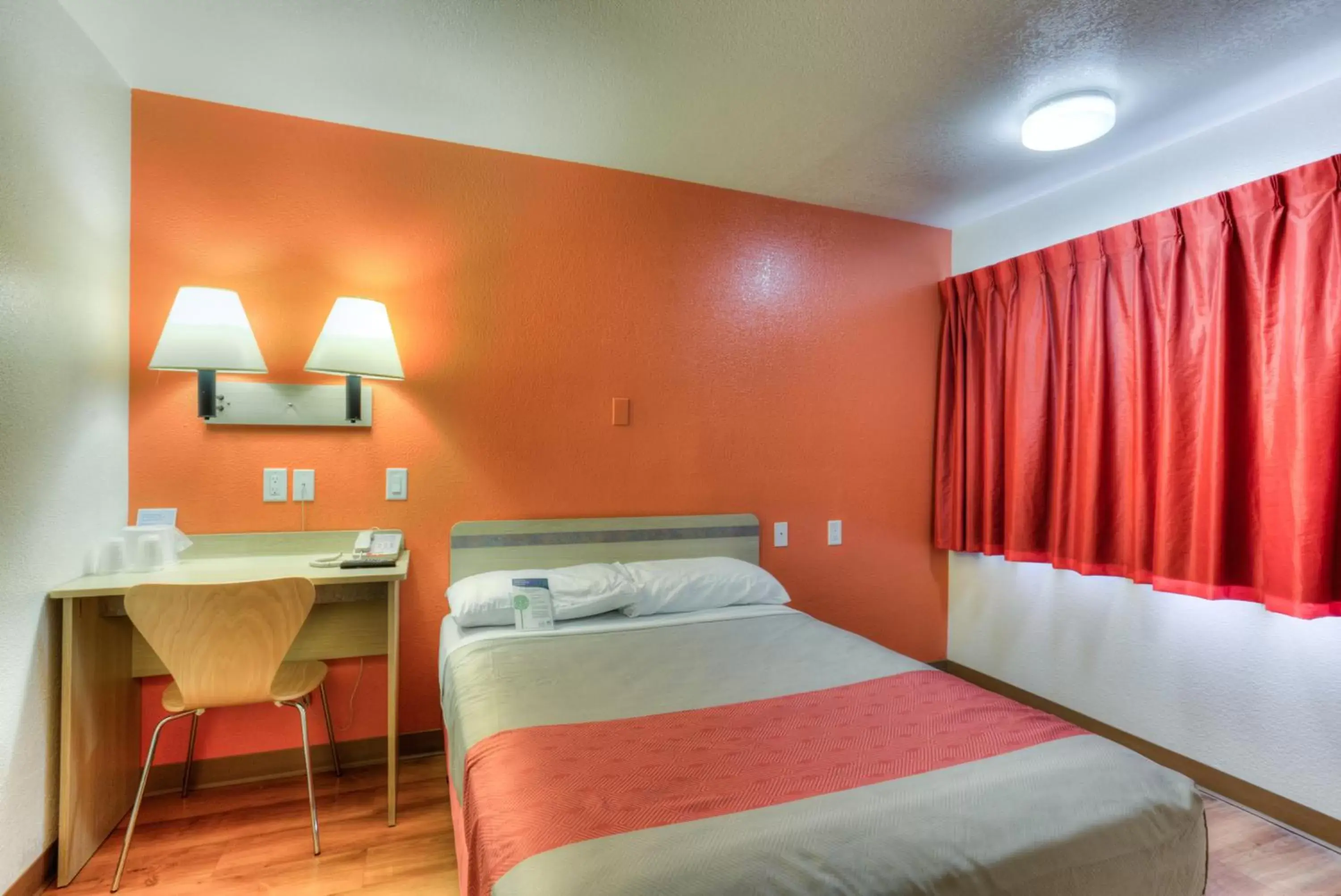 Bed in Motel 6-Tigard, OR - Portland South - Lake Oswego