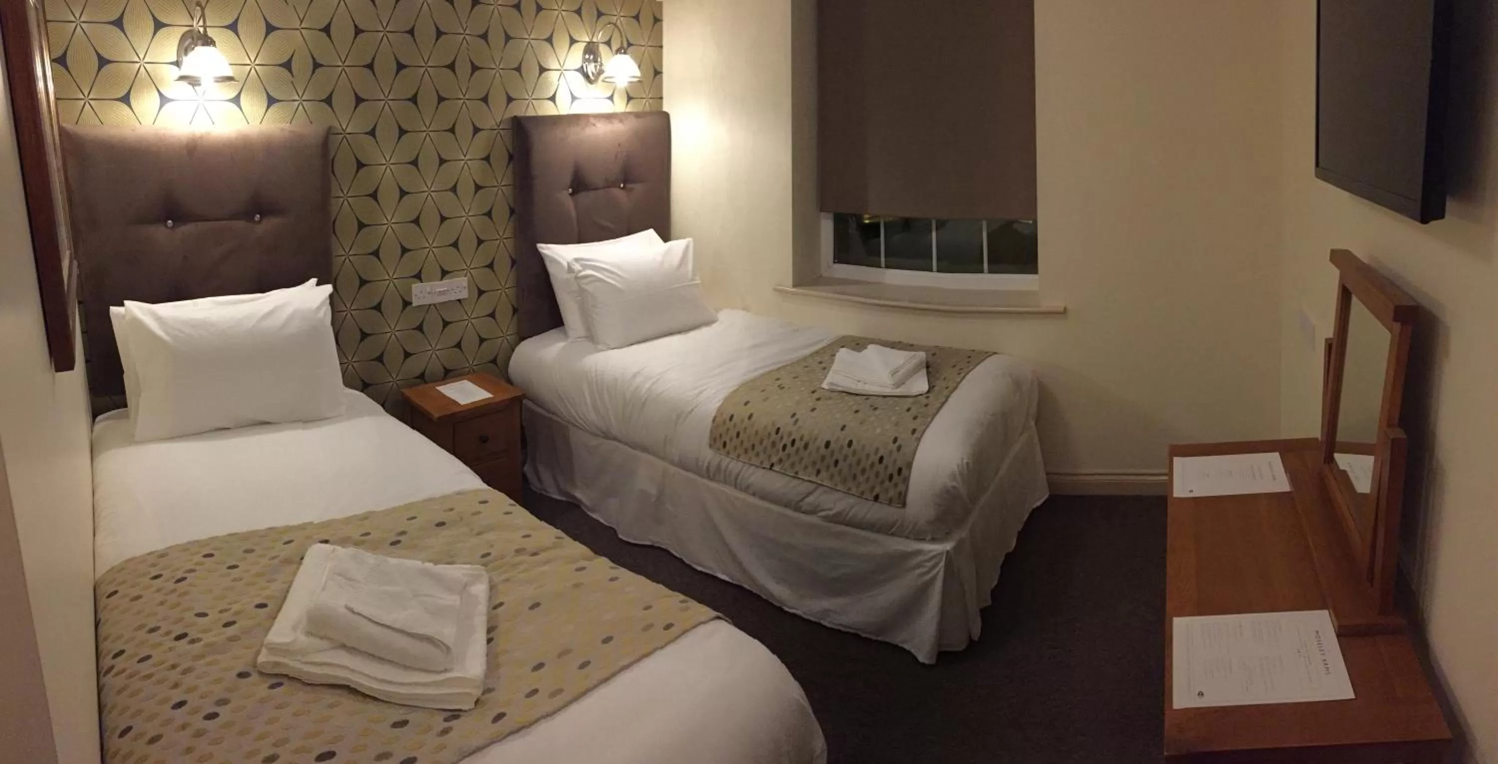 Photo of the whole room, Bed in The Moseley Arms