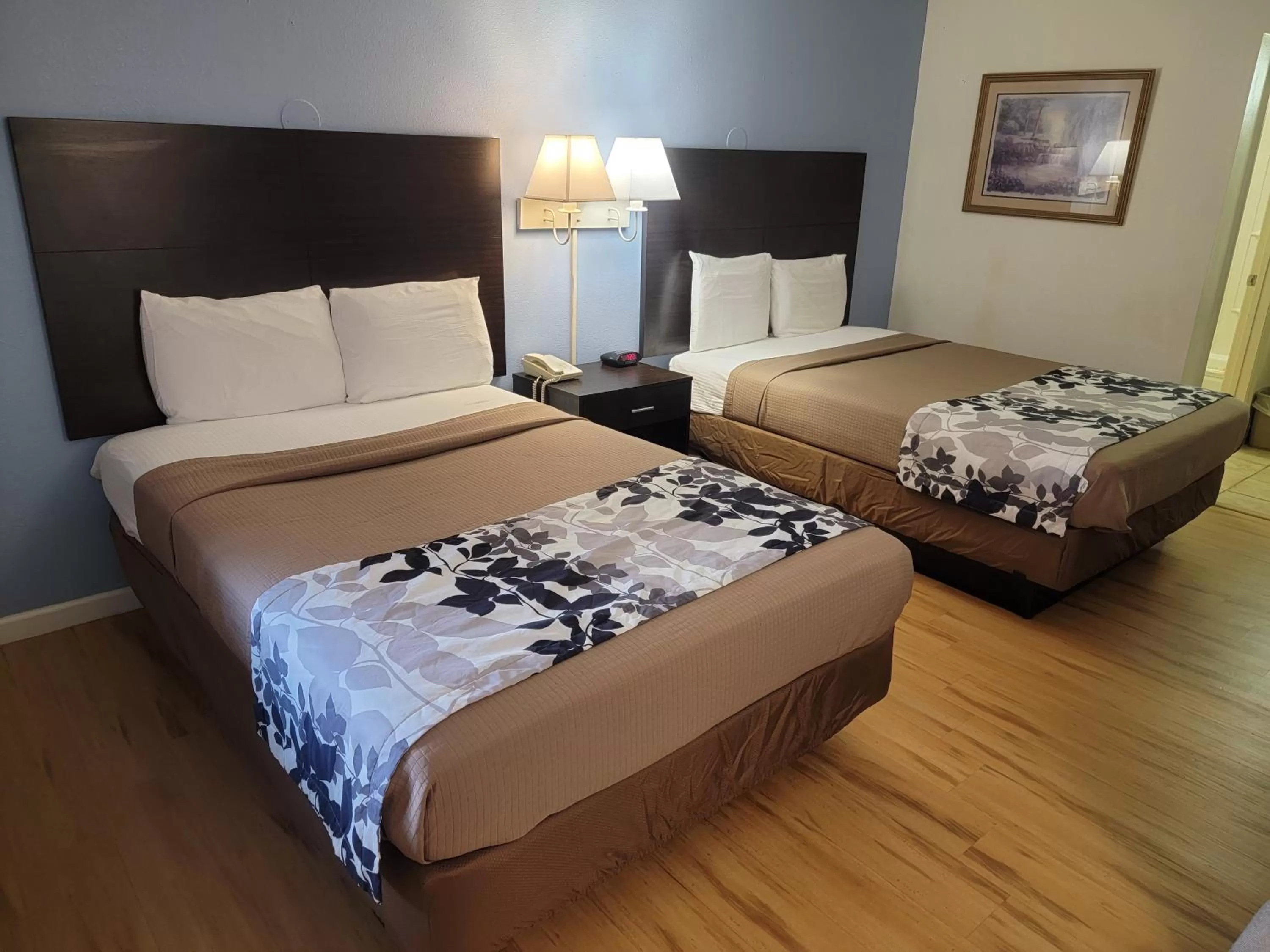 Bed in Elk Inn Motel