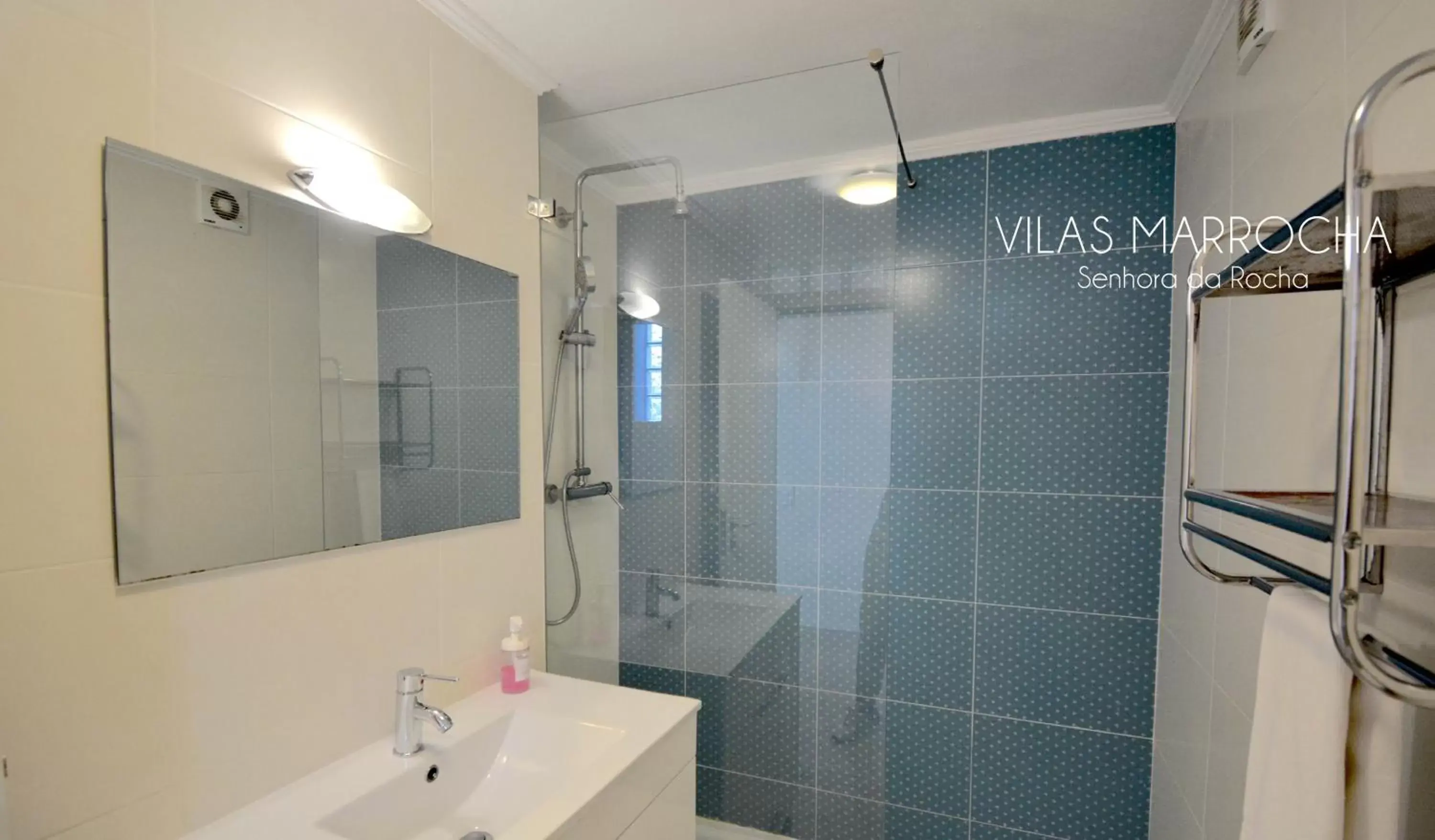 Shower, Bathroom in Vilas Marrocha