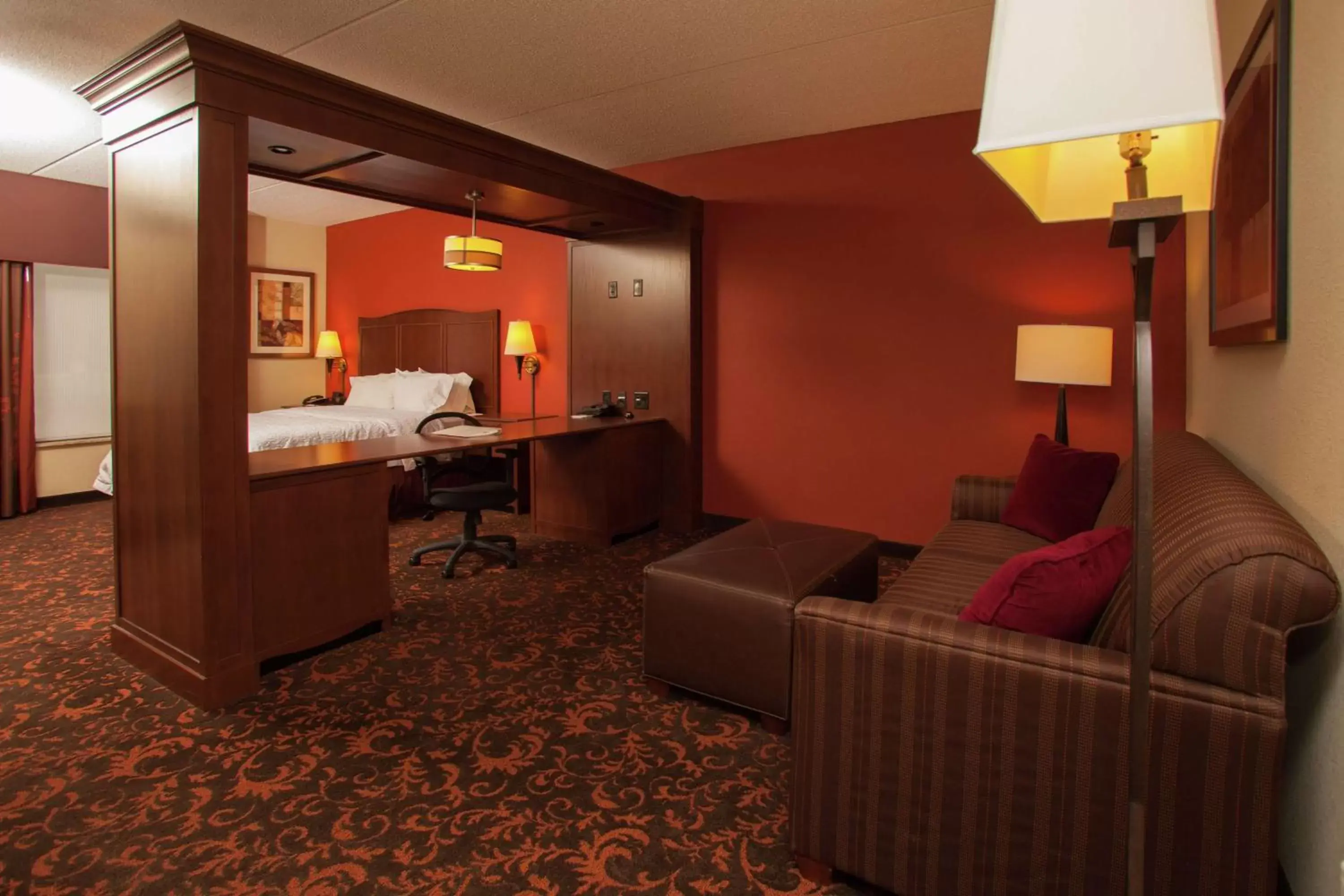 Bedroom, Seating Area in Hampton Inn Elmira/Horseheads