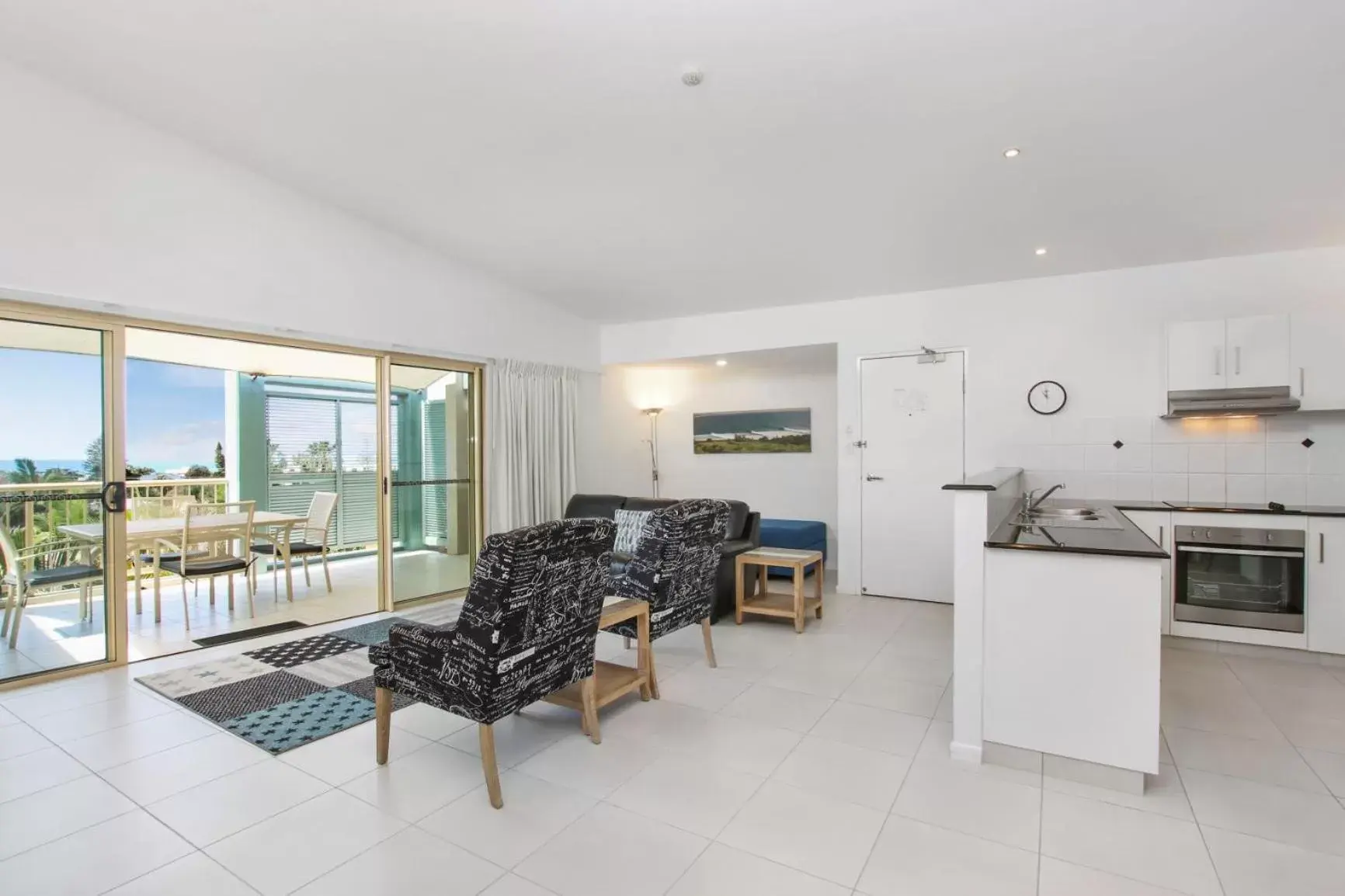 Kitchen/Kitchenette in Lennox Beach Resort