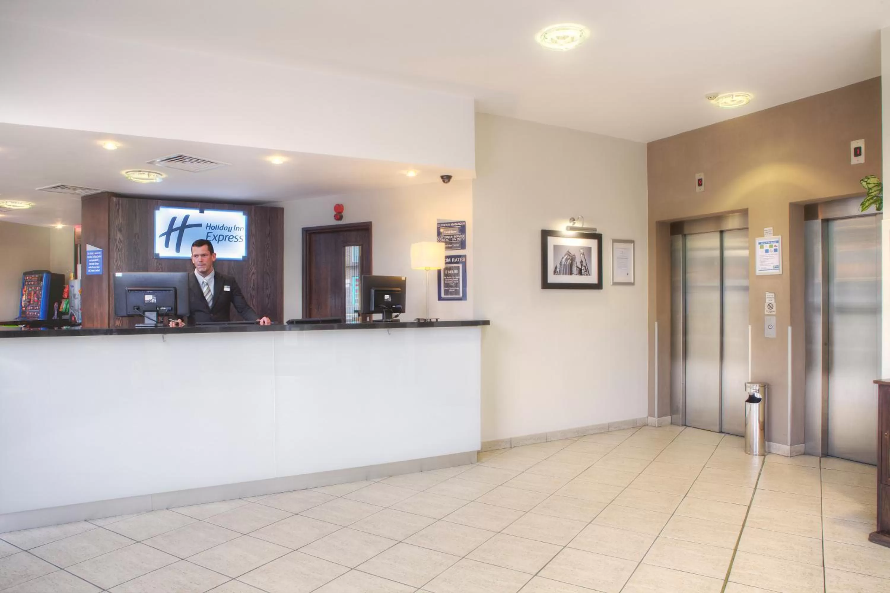 Lobby or reception in Holiday Inn Express - Glasgow - City Ctr Theatreland by IHG