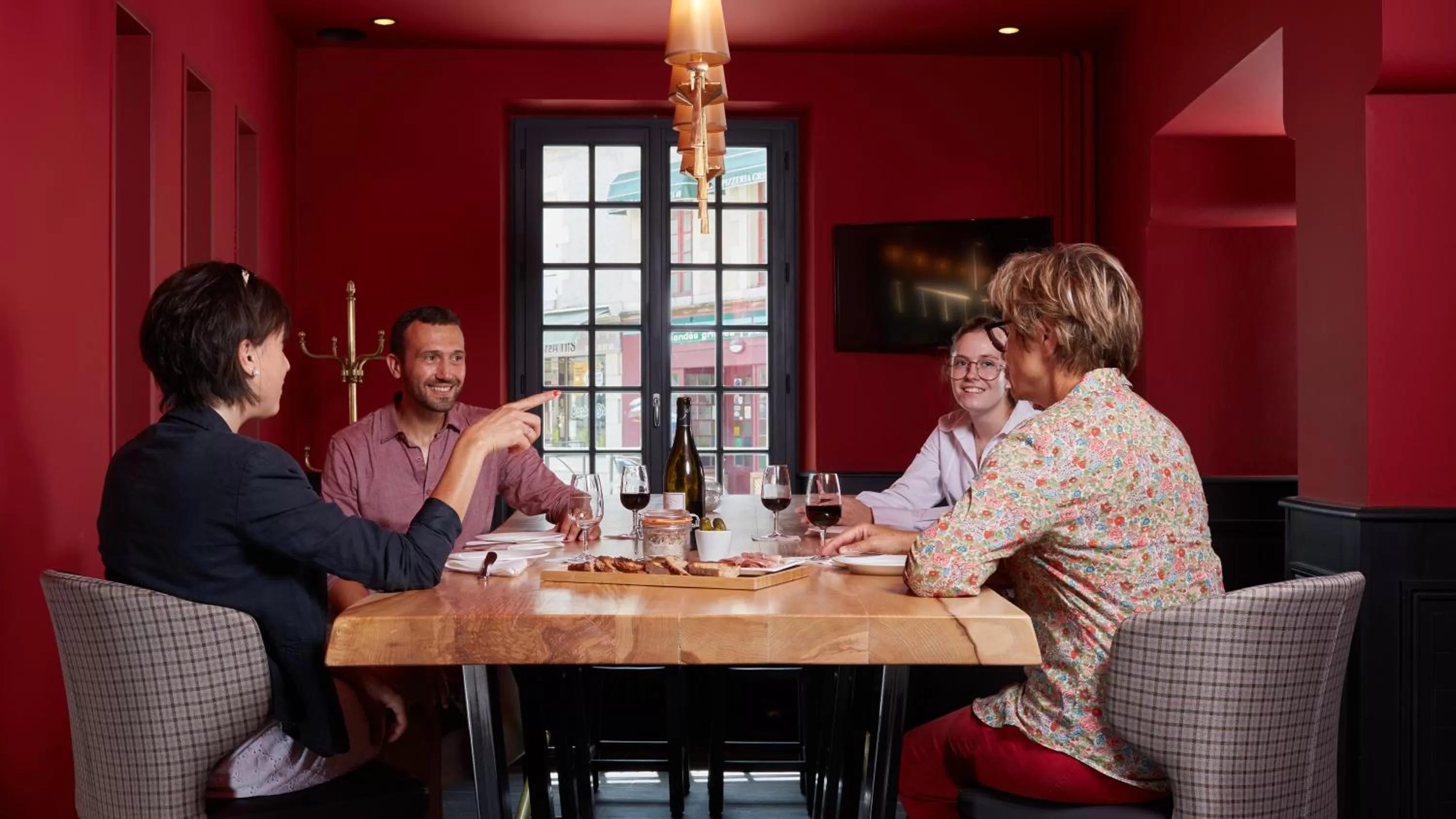 Lounge or bar in Relais des Trois Châteaux Hôtel-Restaurant - Teritoria