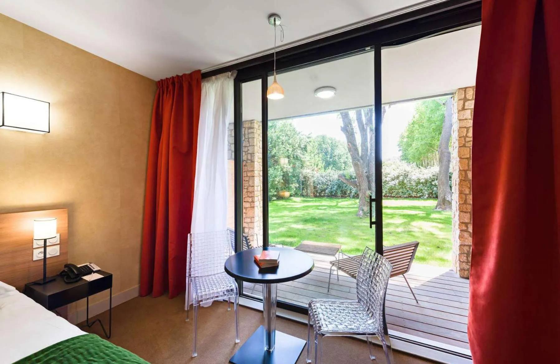 Patio, Bed in Moulin de Vernègues Hôtel & Spa