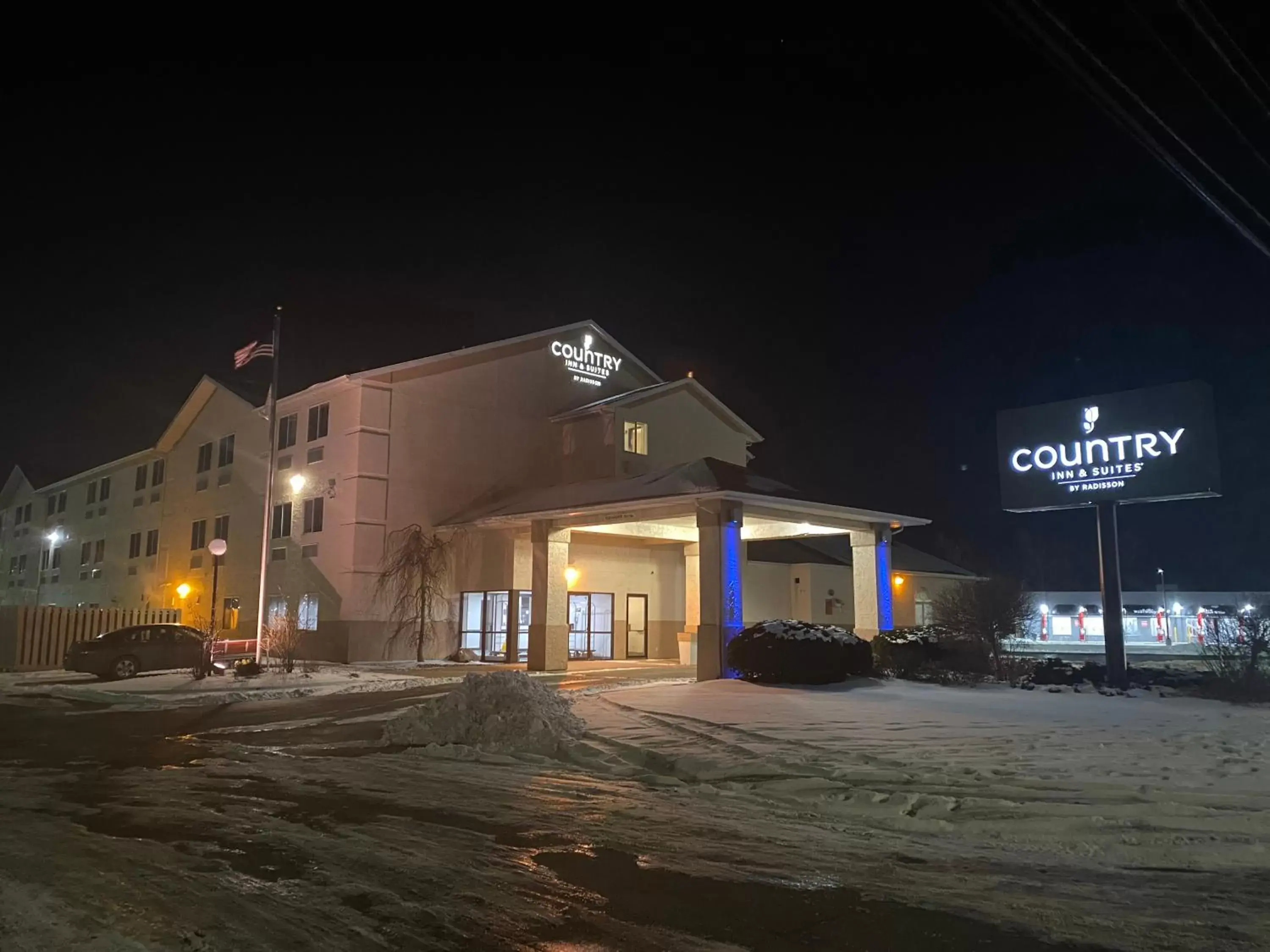 Property building, Winter in Country Inn & Suites by Radisson, Auburn, IN