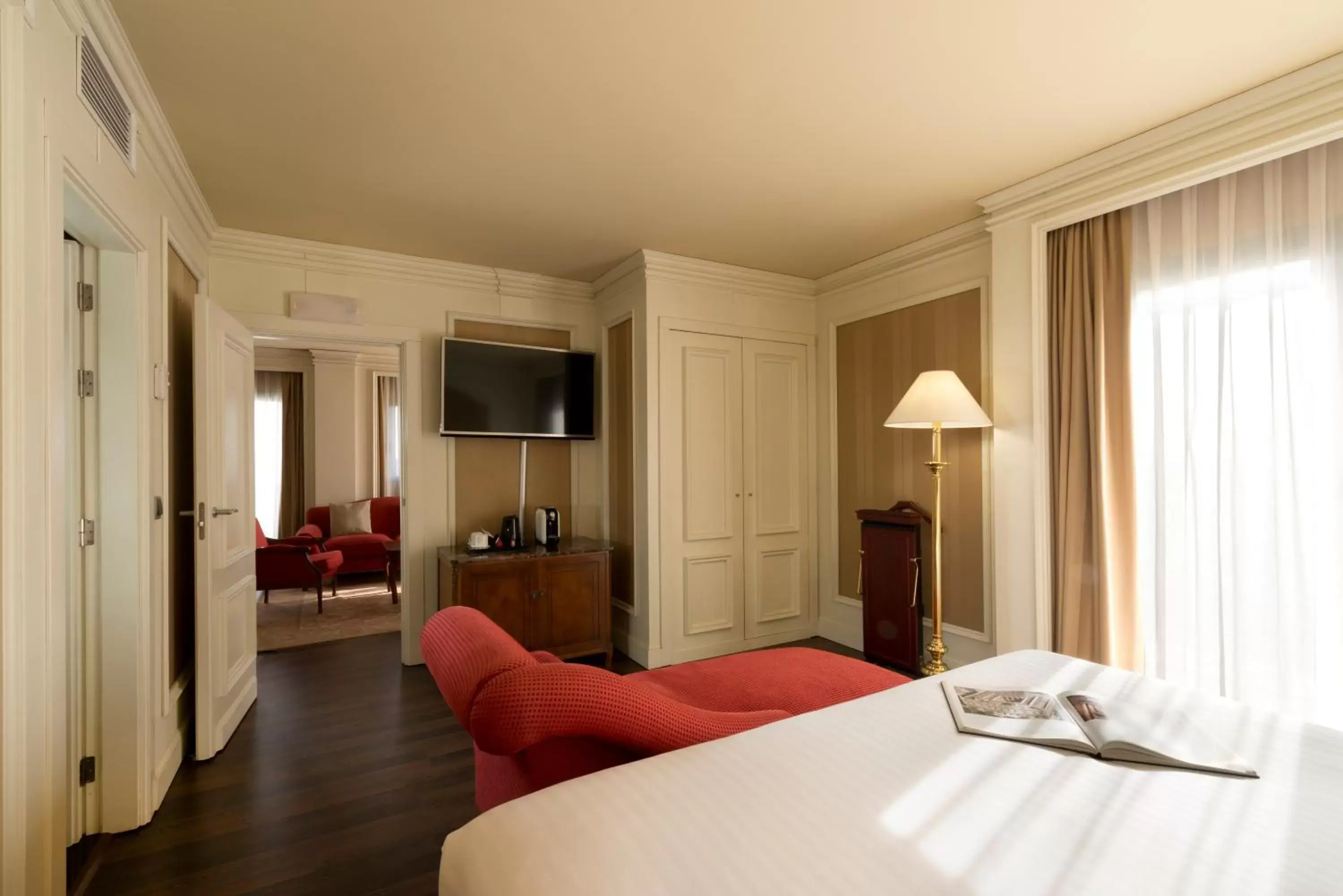 Bedroom, TV/Entertainment Center in Hotel Sevilla Center