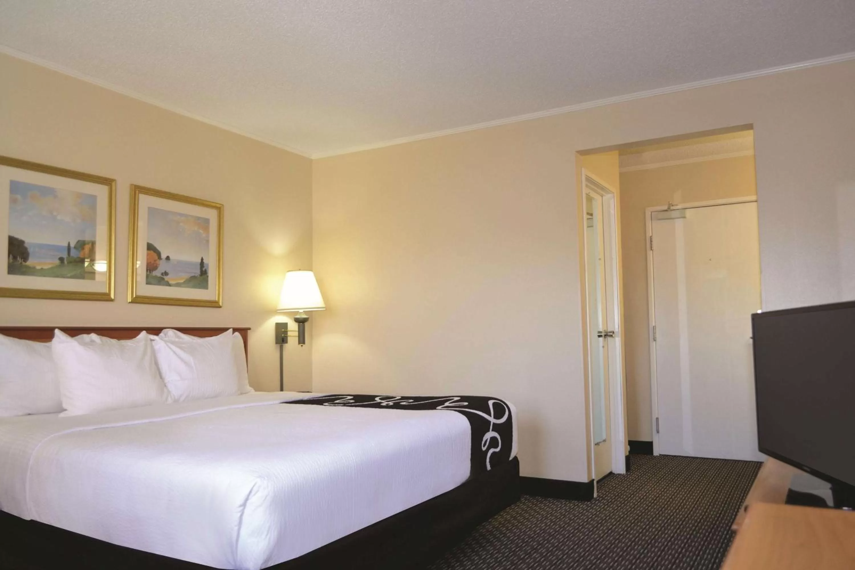 Photo of the whole room, Bed in La Quinta by Wyndham Tampa Fairgrounds - Casino
