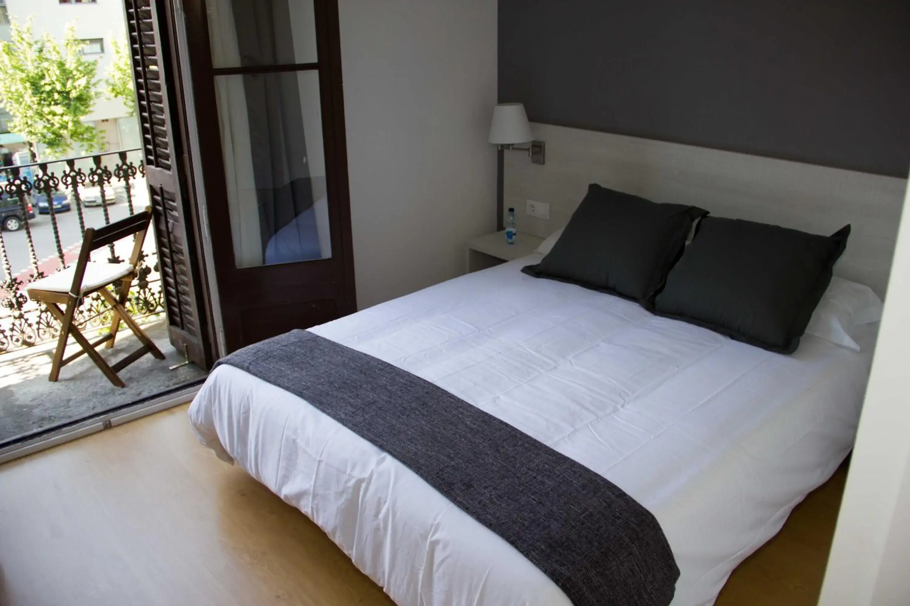 Photo of the whole room, Bed in Hostalin Barcelona Diputacion